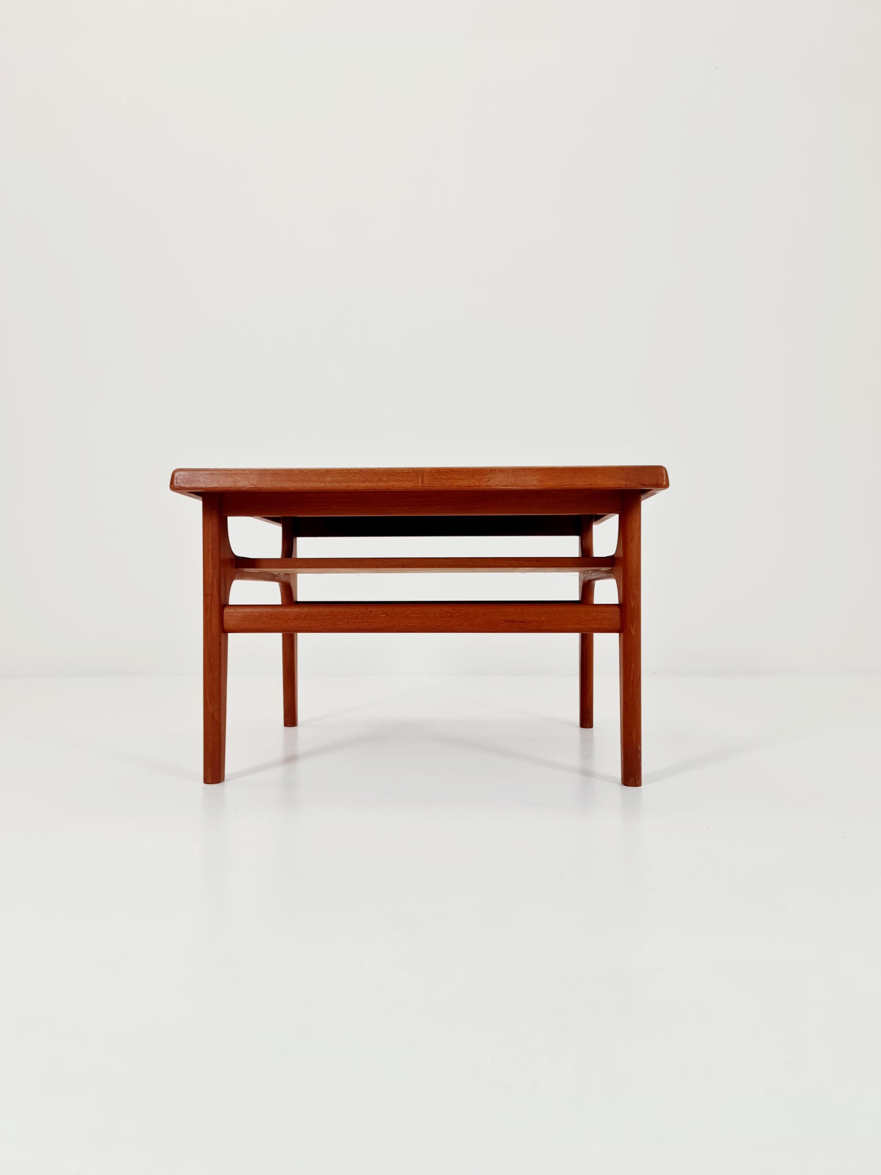 Teck Table basse/ table d'appoint danoise en teck massif Par Niels Bach pour Randers Möbel, 1960 en vente