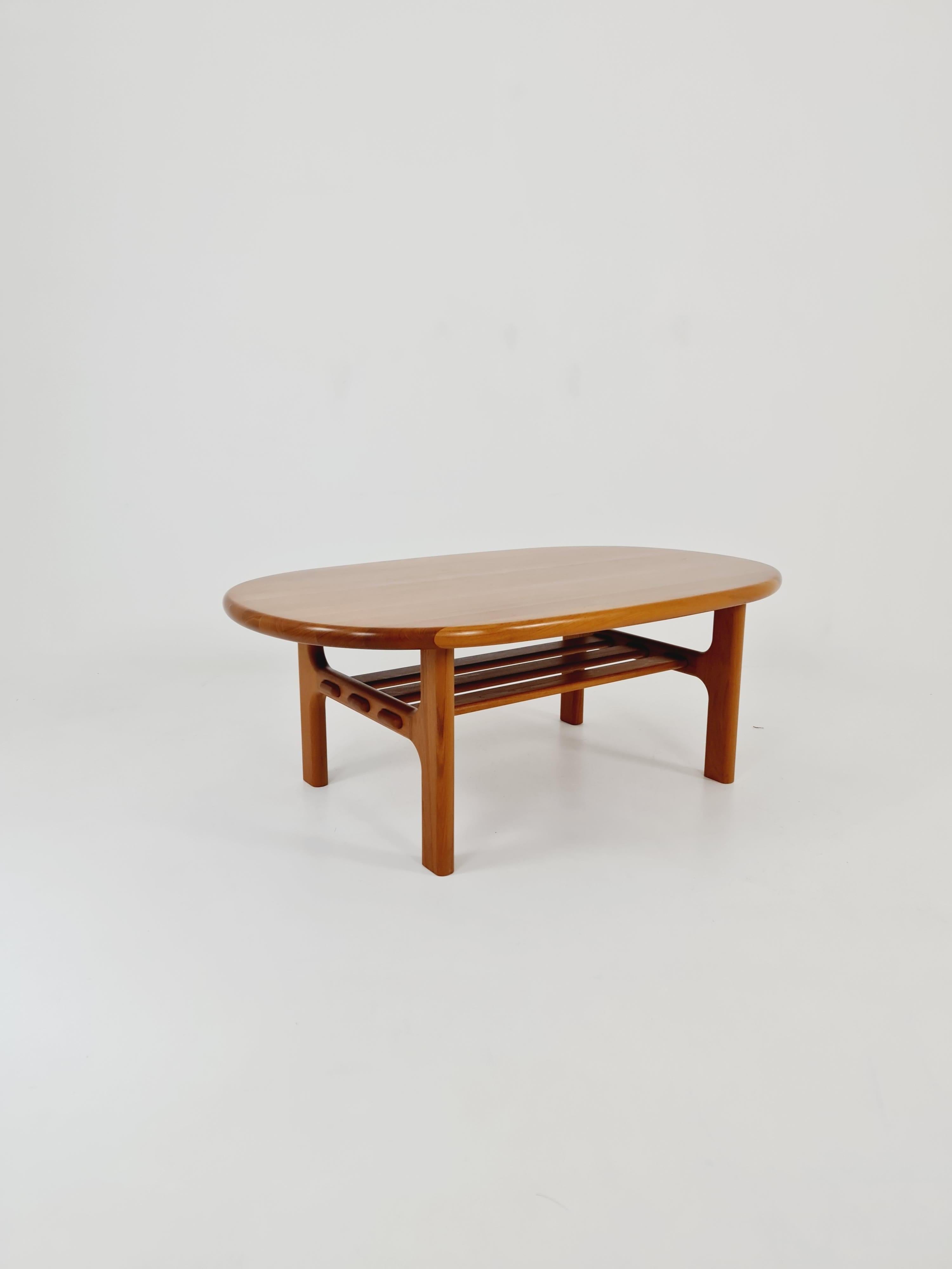Table basse/ table d'appoint danoise en teck massif Par Niels Bach pour Randers Möbel, 1960 en vente 1
