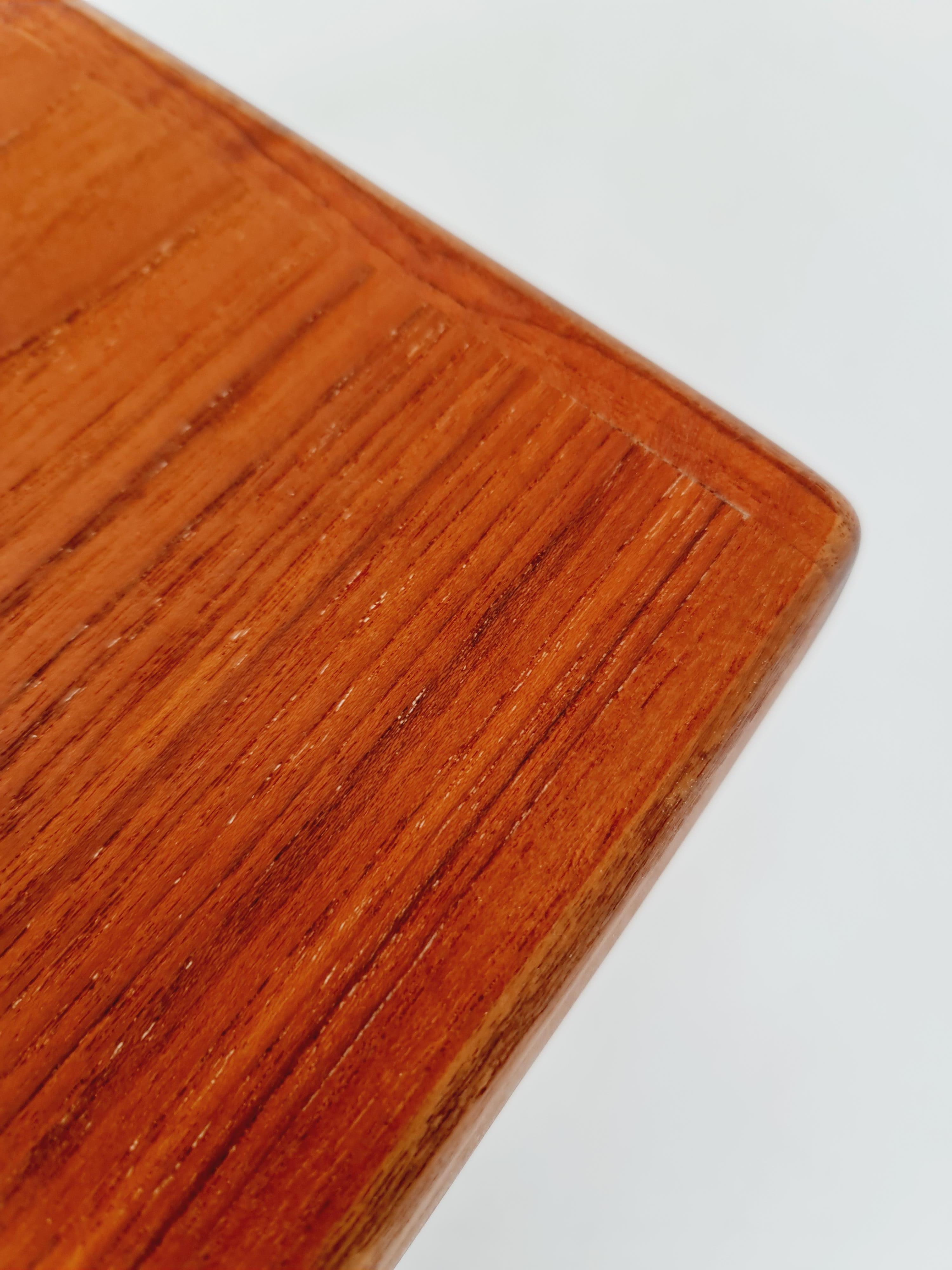 Table basse/ table d'appoint danoise en teck massif Par Niels Bach pour Randers Möbel, 1960 en vente 1