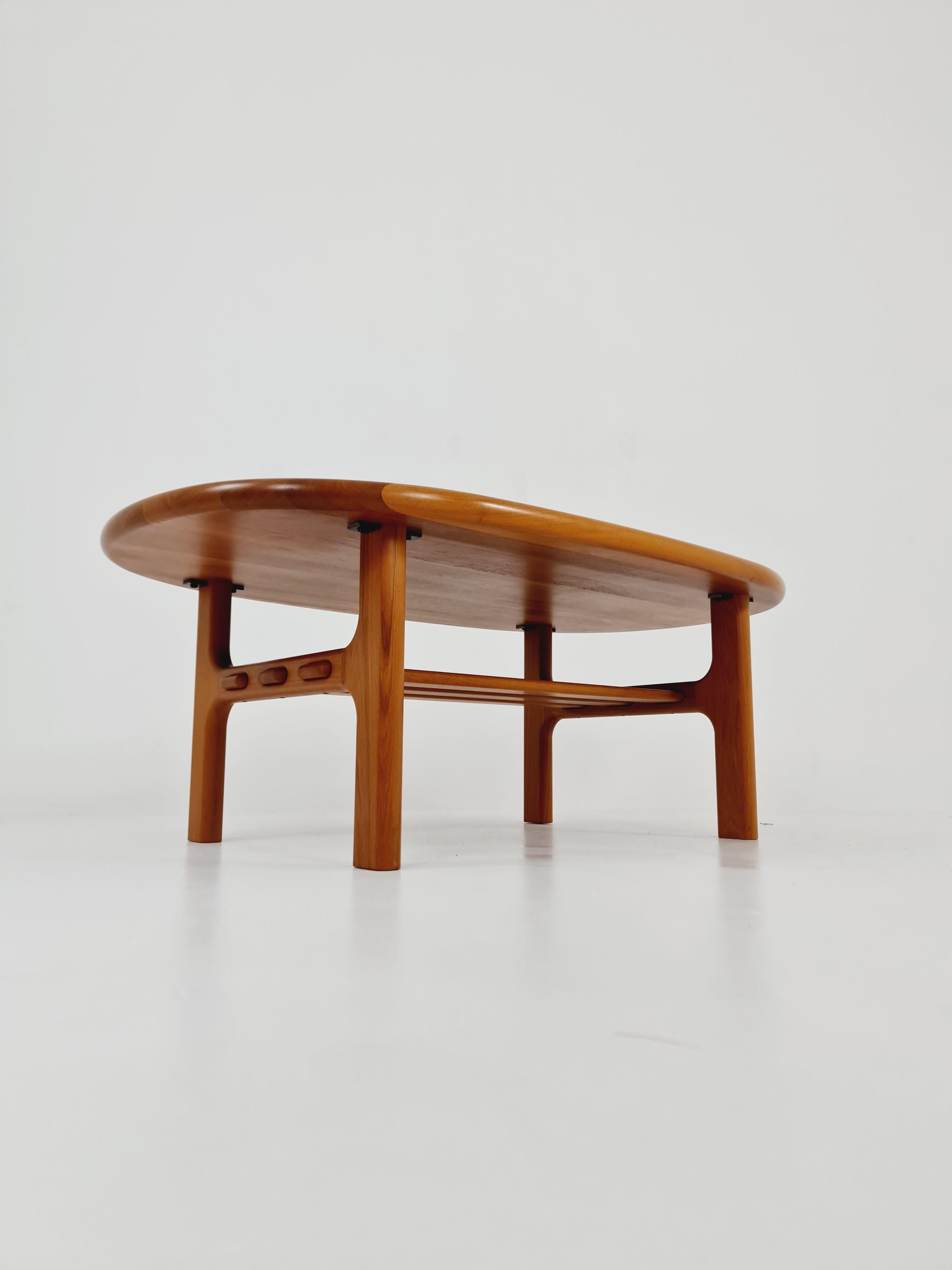 Table basse/ table d'appoint danoise en teck massif Par Niels Bach pour Randers Möbel, 1960 en vente 2