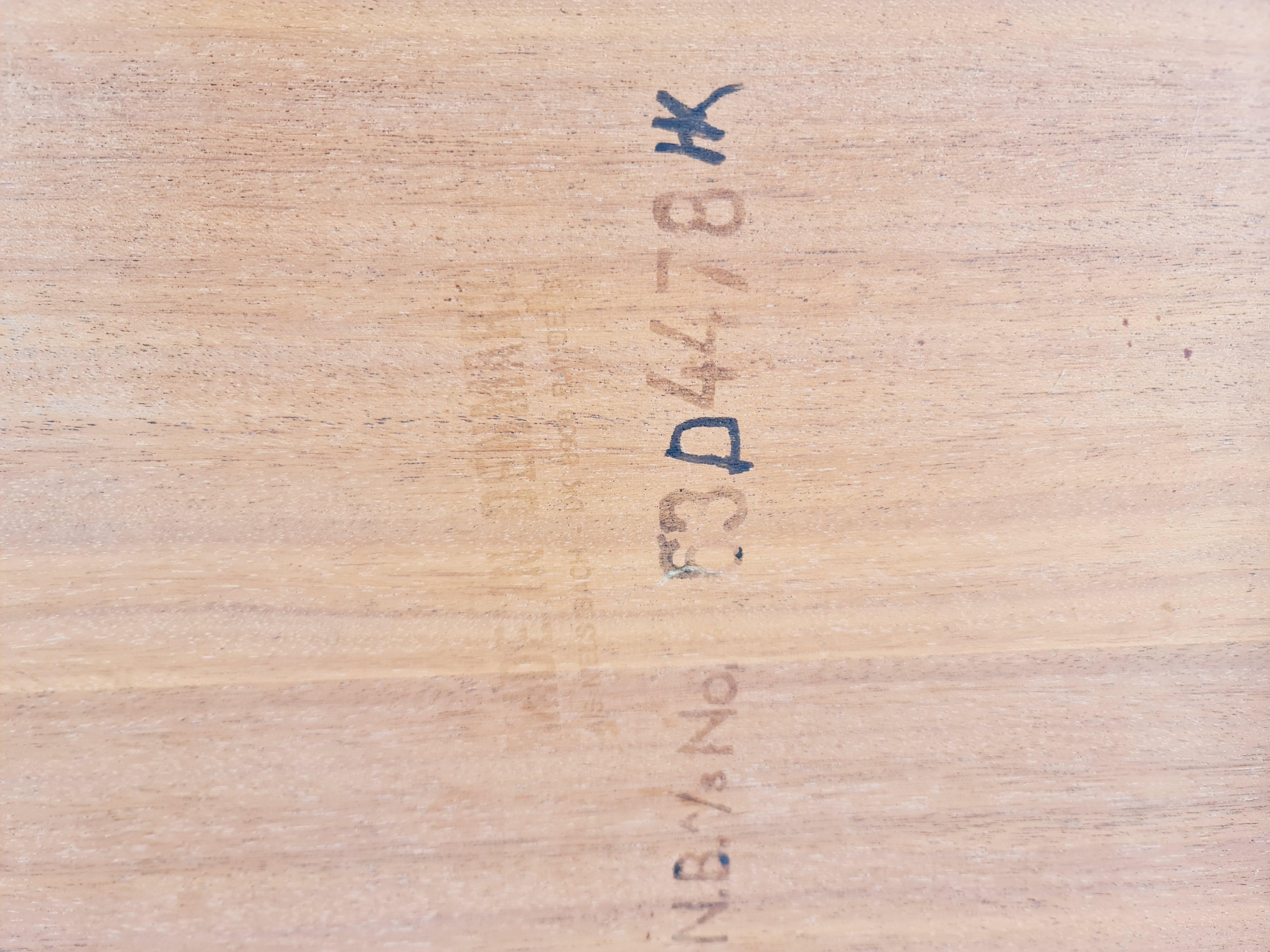 Table basse/ table d'appoint danoise en teck massif Par Niels Bach pour Randers Möbel, 1960 en vente 2