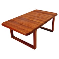 Mesa de centro/mesita auxiliar danesa de teca maciza Por Niels Bach para Randers Möbel, 1960