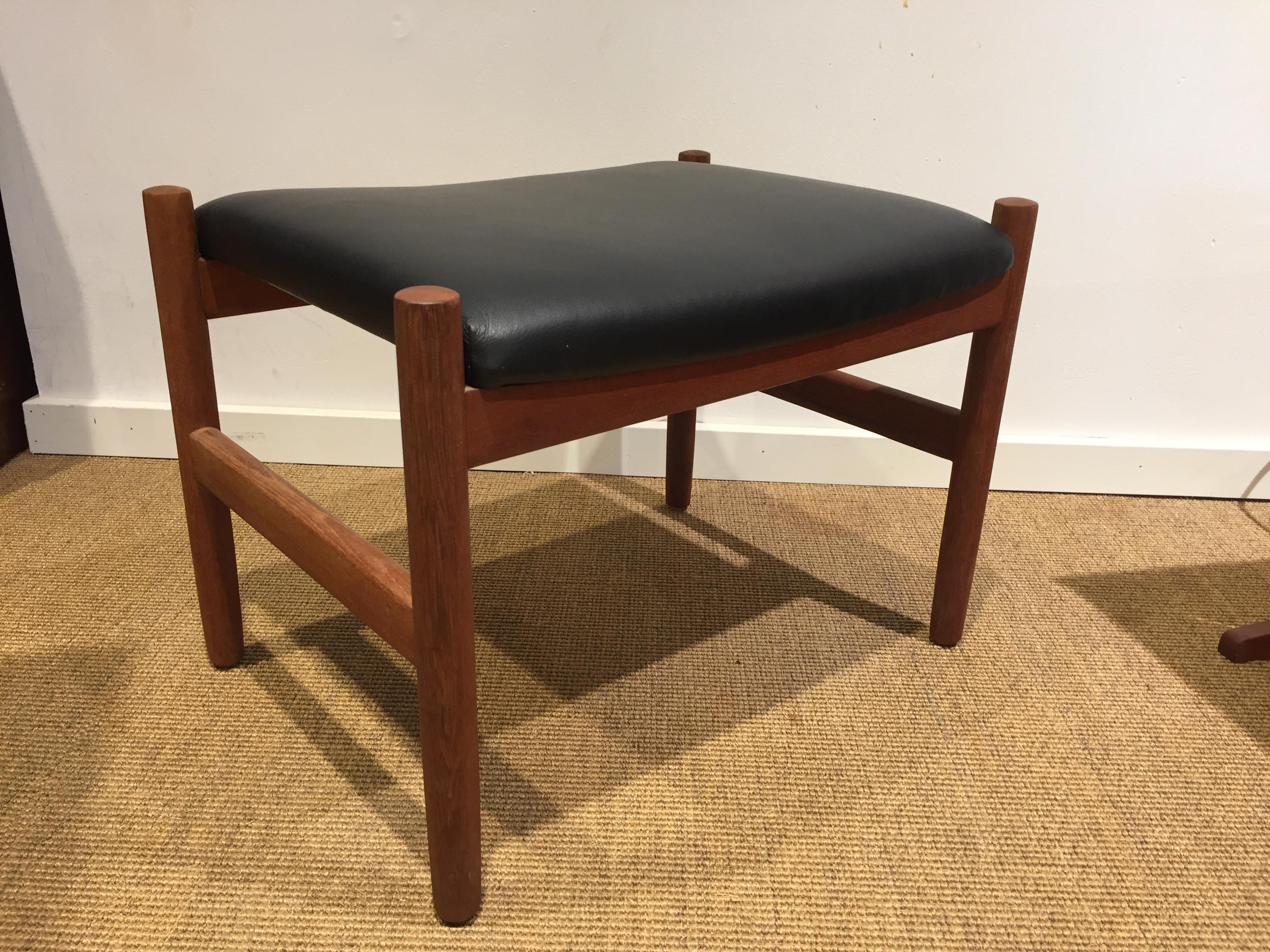 Stool in teak upholstered in black leather.
The stool appears cleaned, sanded and oiled.
Produced at Spøttrup Møbelfabrik.
Design: Hugo Frandsen.
Dimensions: H 38, L 53, B 39.