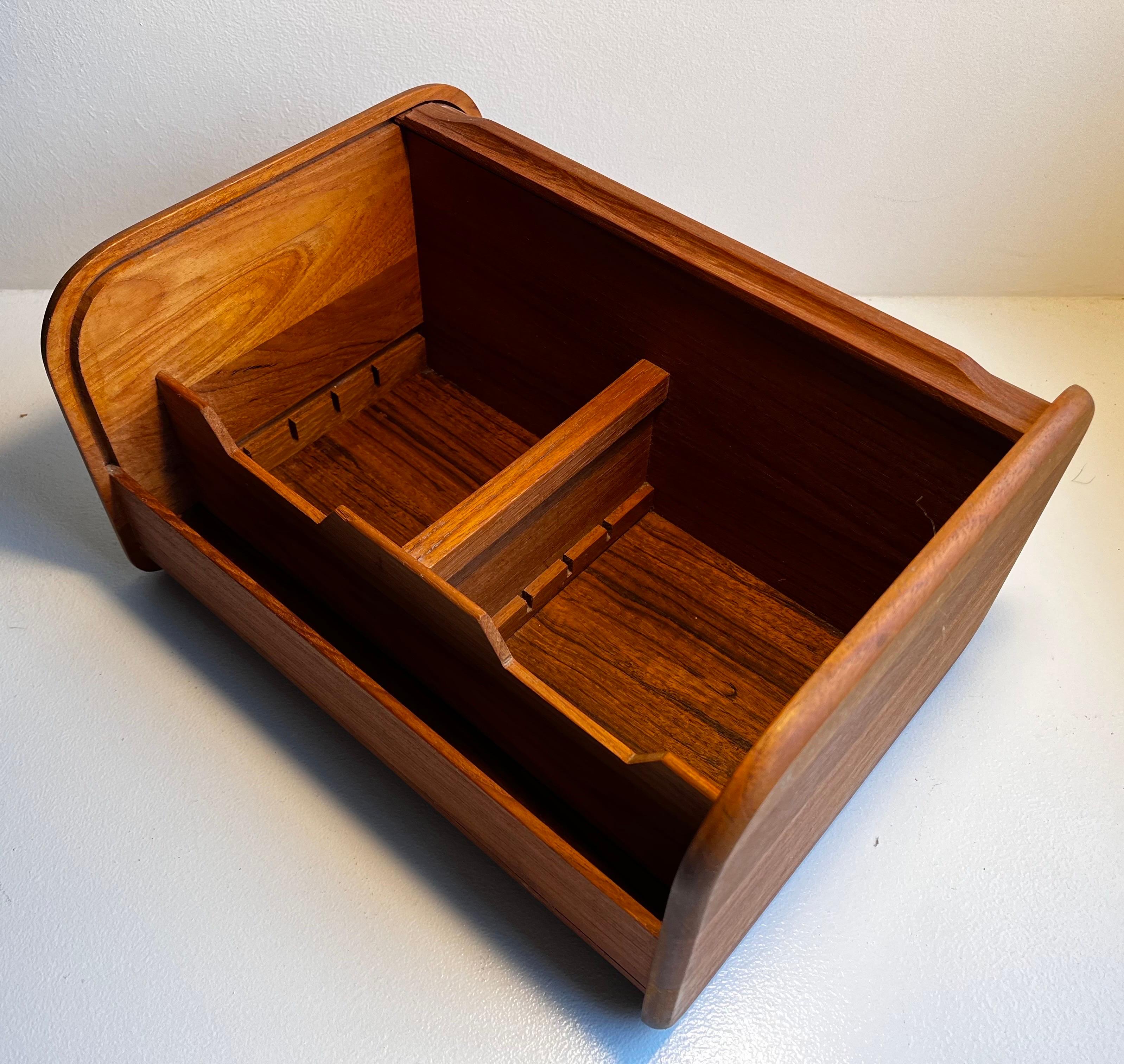 Caja de almacenaje de teca con puerta de persiana en venta 3