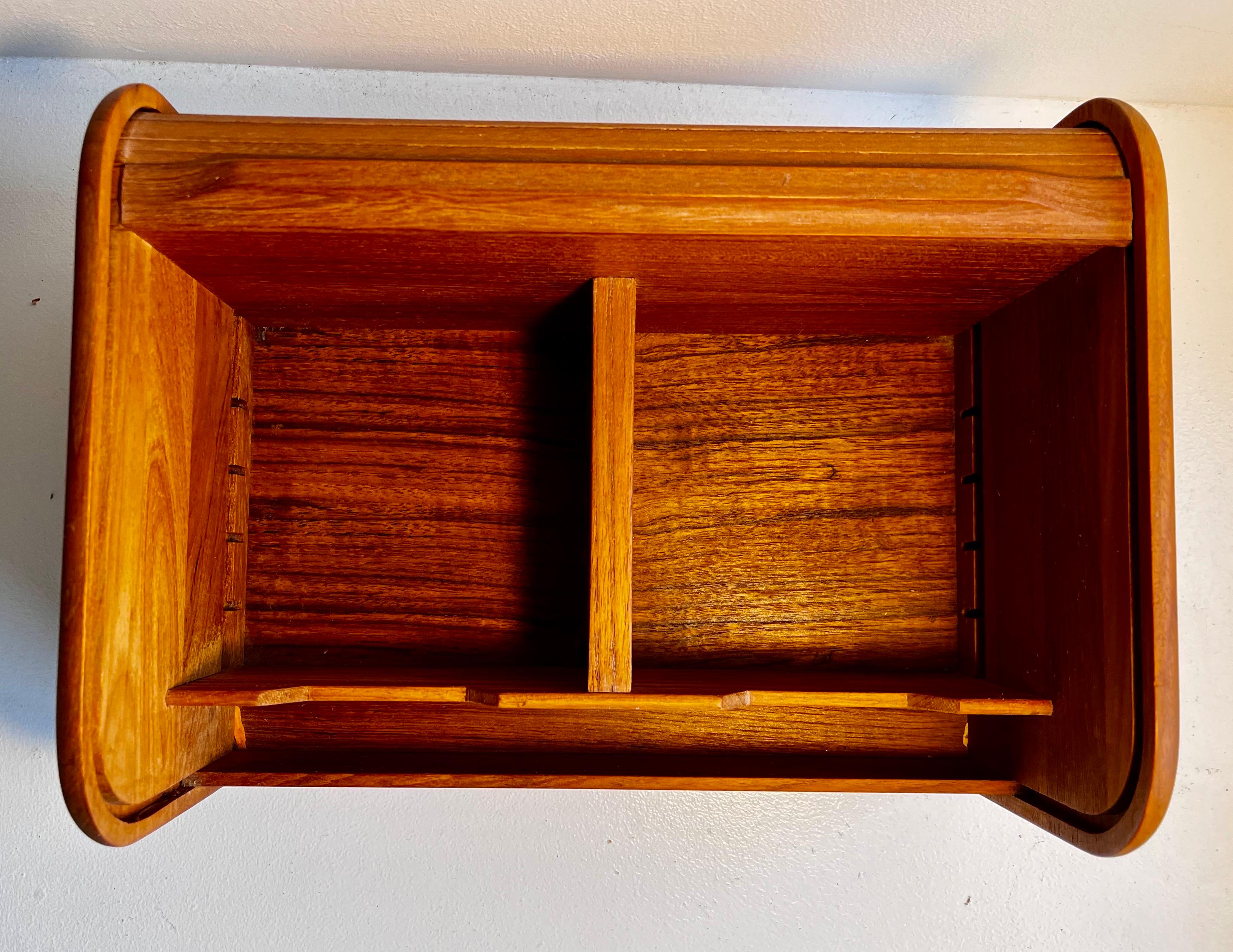 Caja de almacenaje de teca con puerta de persiana en venta 4