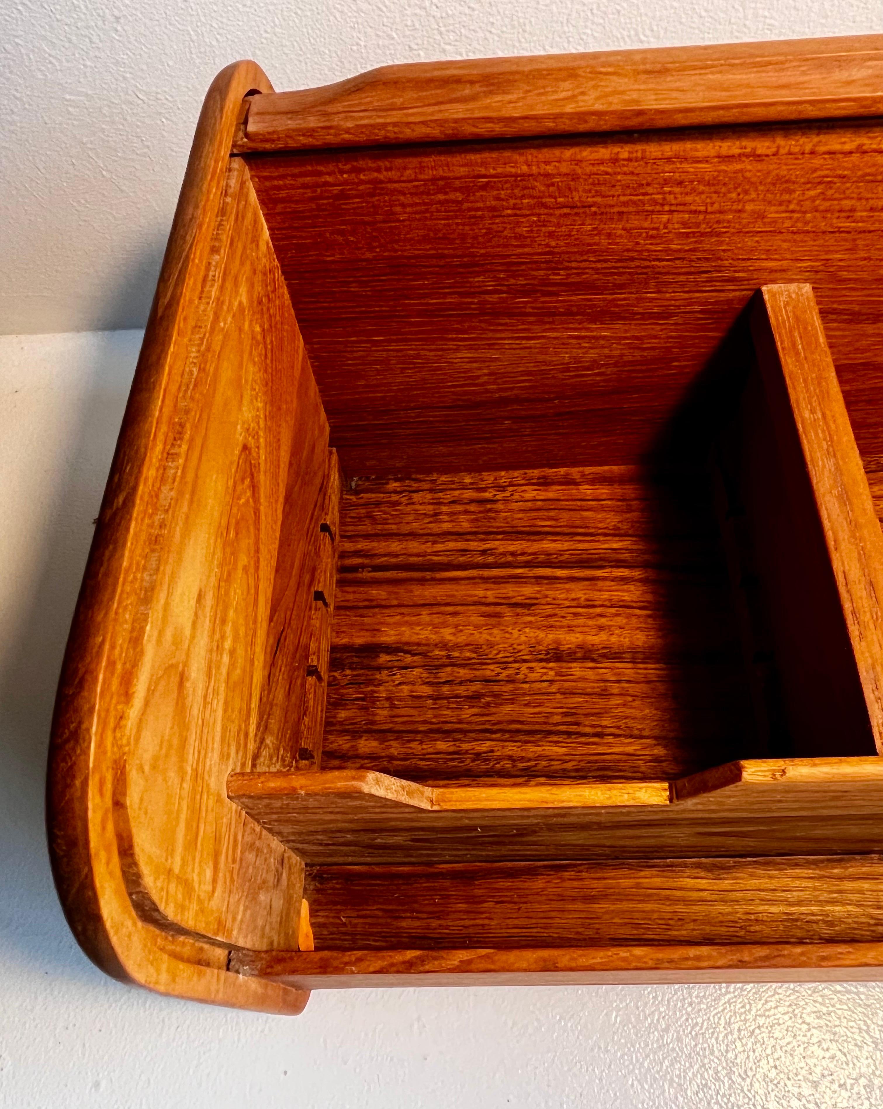 Caja de almacenaje de teca con puerta de persiana en venta 5