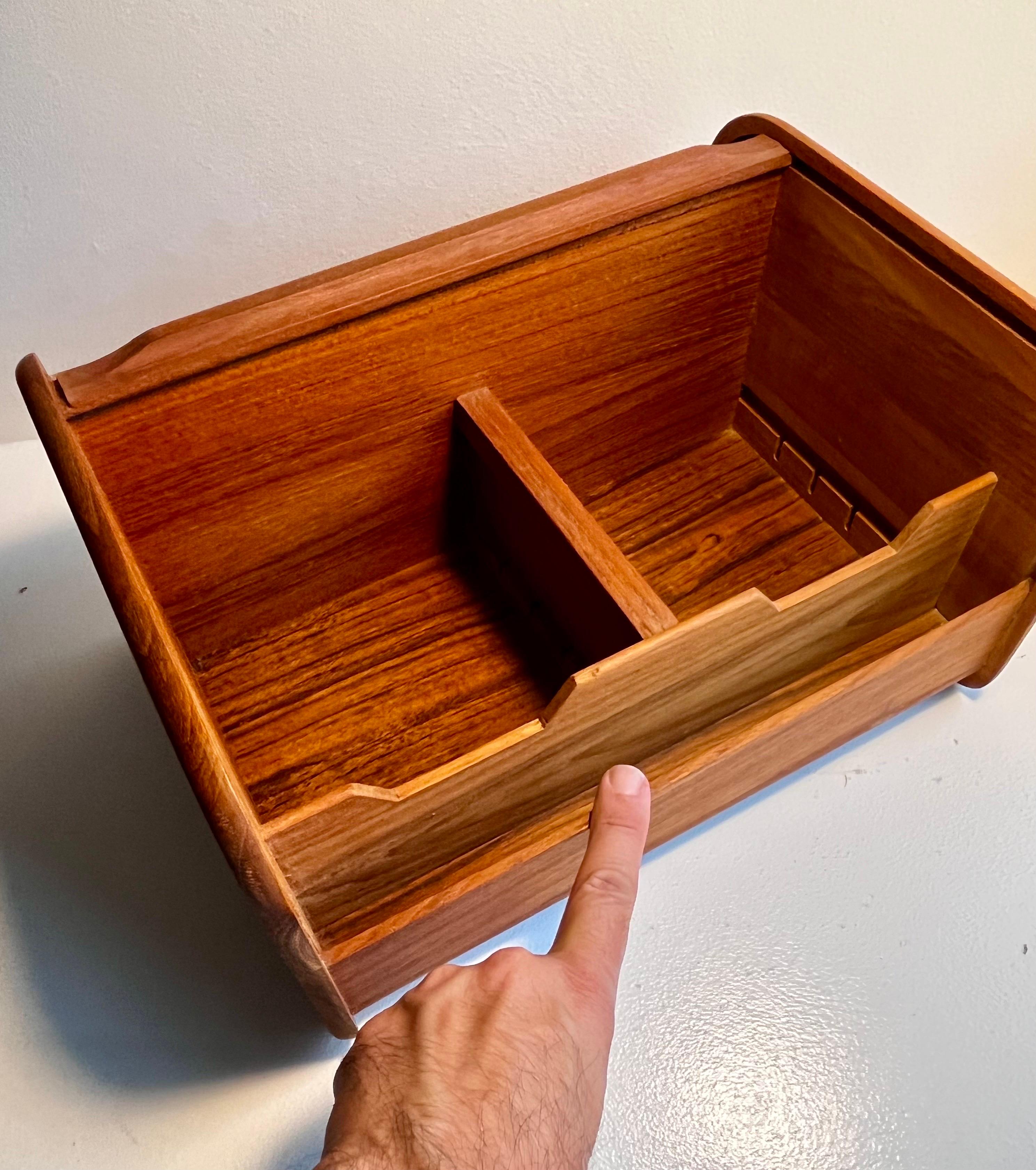 Caja de almacenaje de teca con puerta de persiana en venta 6