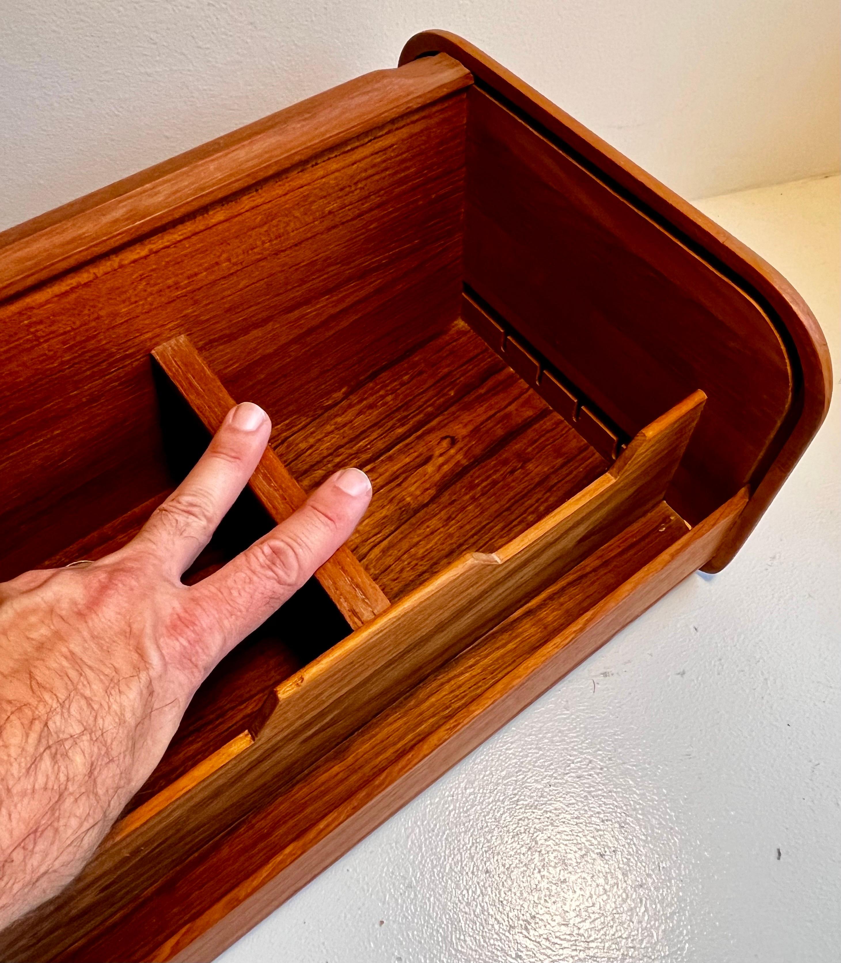 Caja de almacenaje de teca con puerta de persiana en venta 7