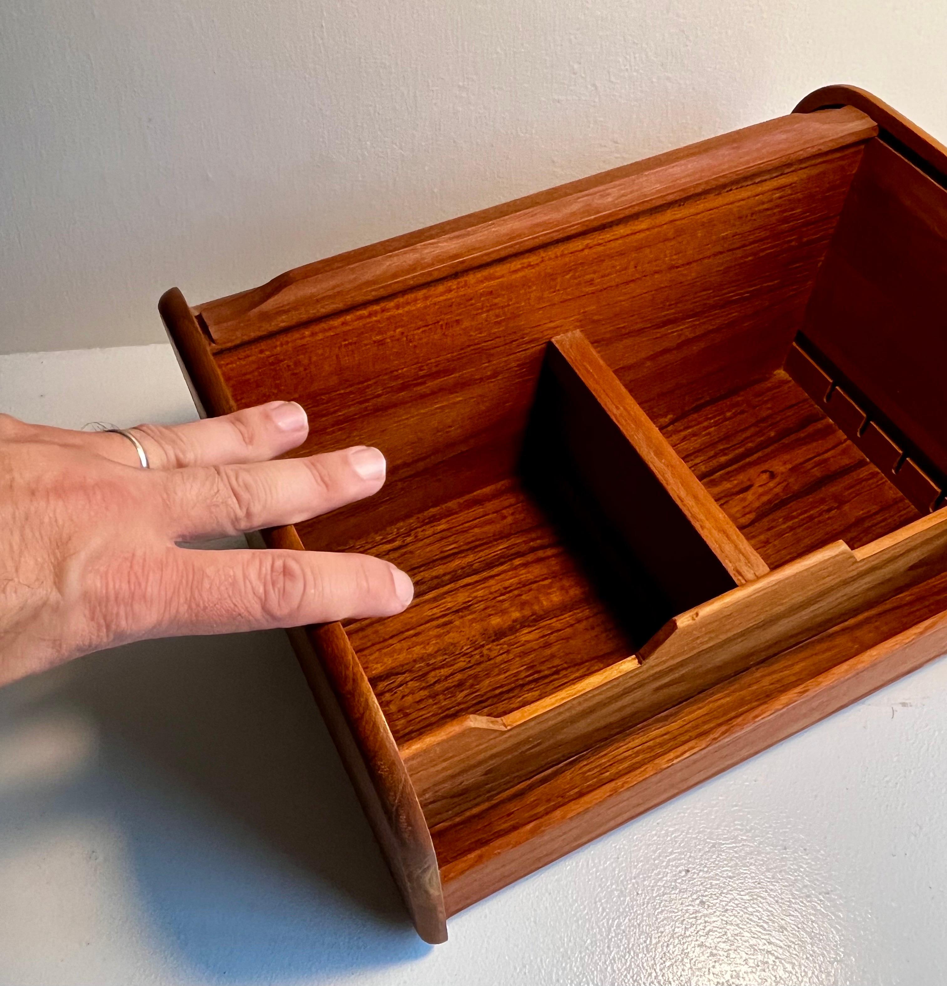 Caja de almacenaje de teca con puerta de persiana en venta 8