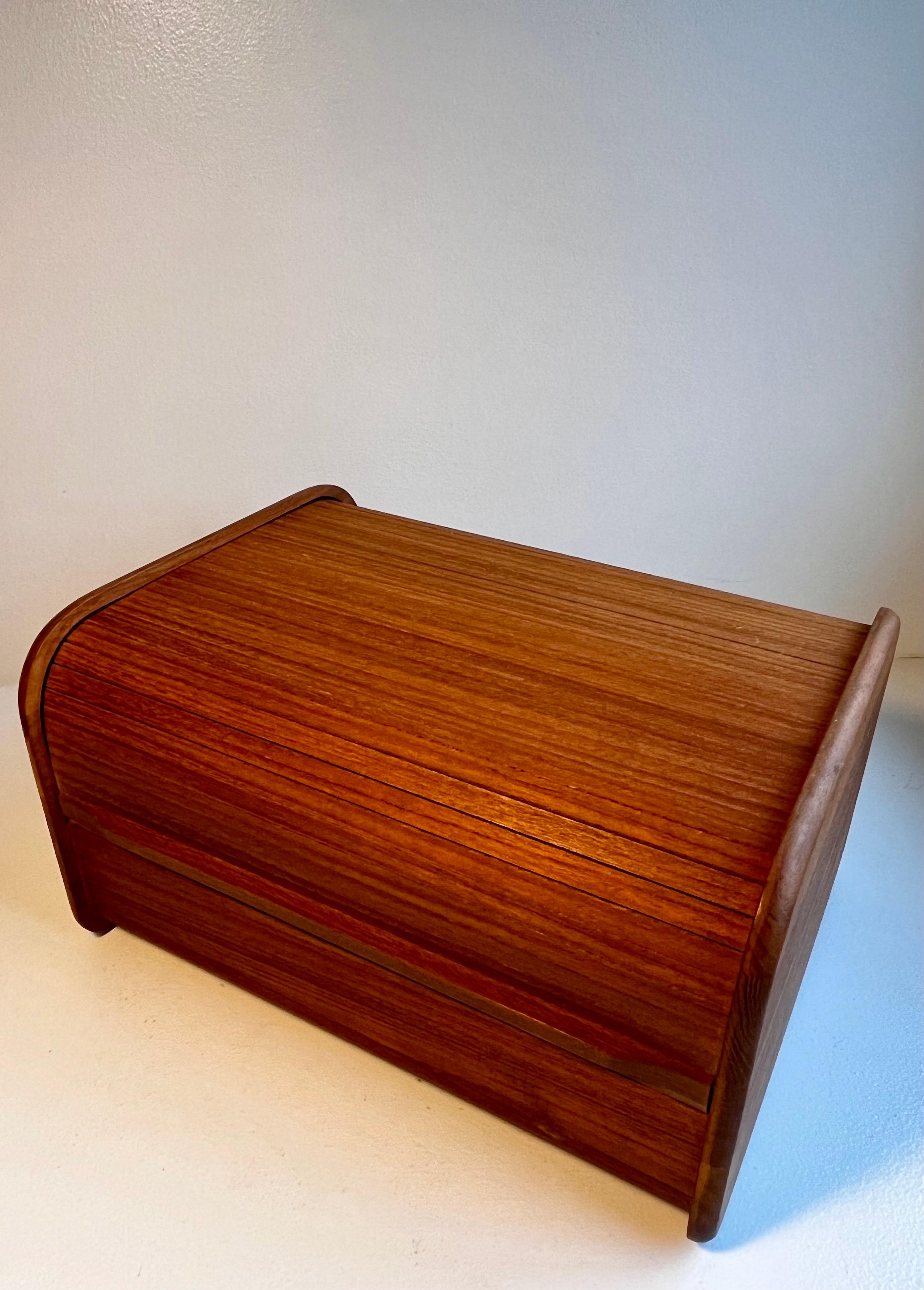 Caja de almacenaje de teca con puerta de persiana en venta 10