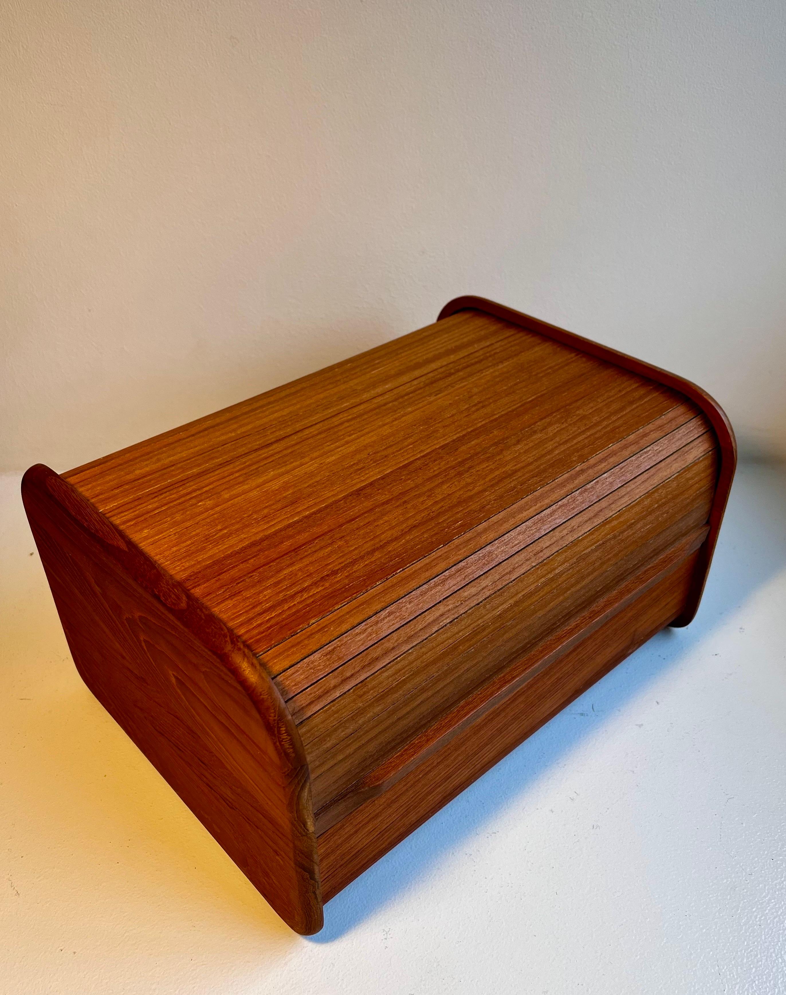 Caja de almacenaje de teca con puerta de persiana Moderno de mediados de siglo en venta