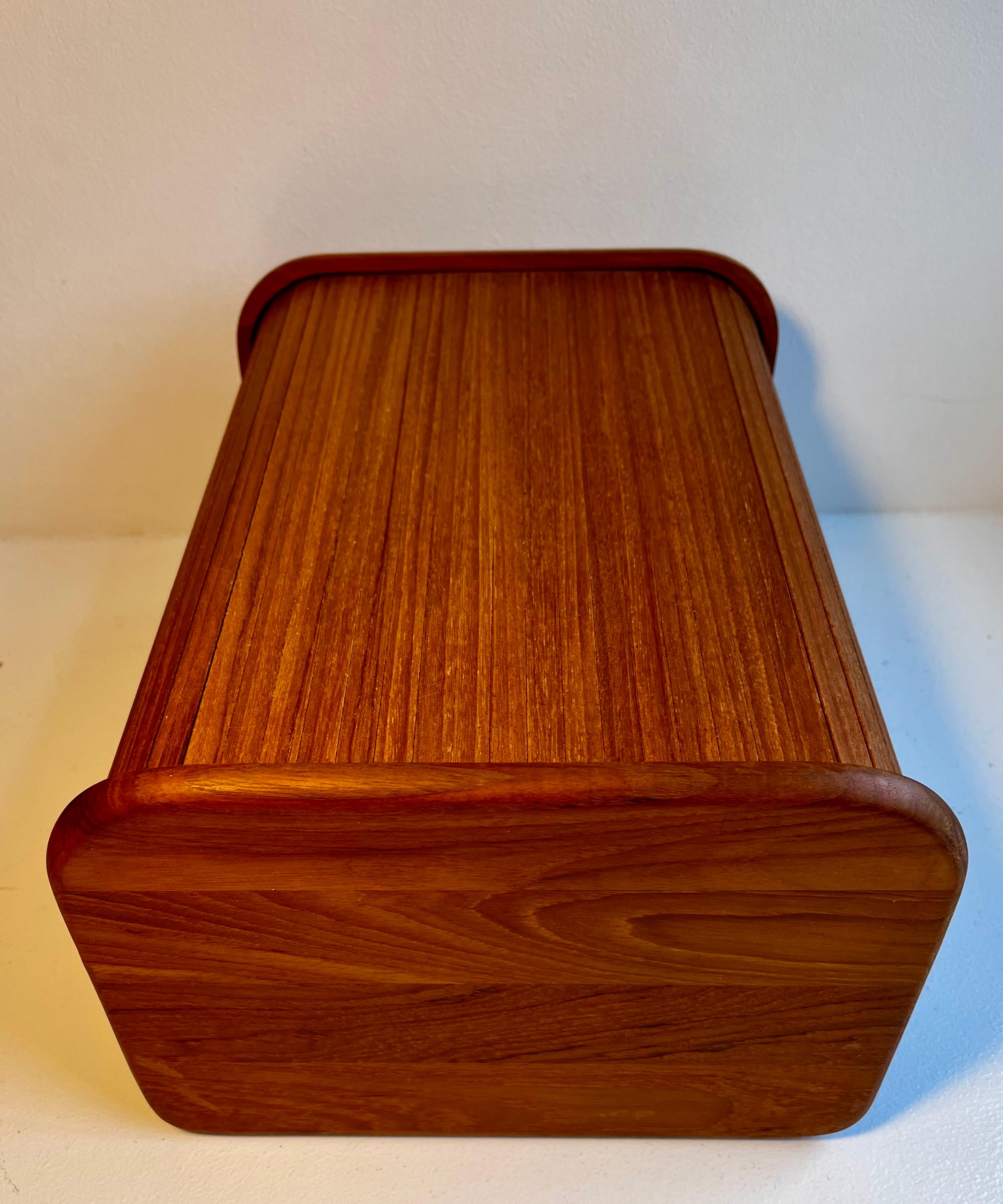 Caja de almacenaje de teca con puerta de persiana Tailandés en venta