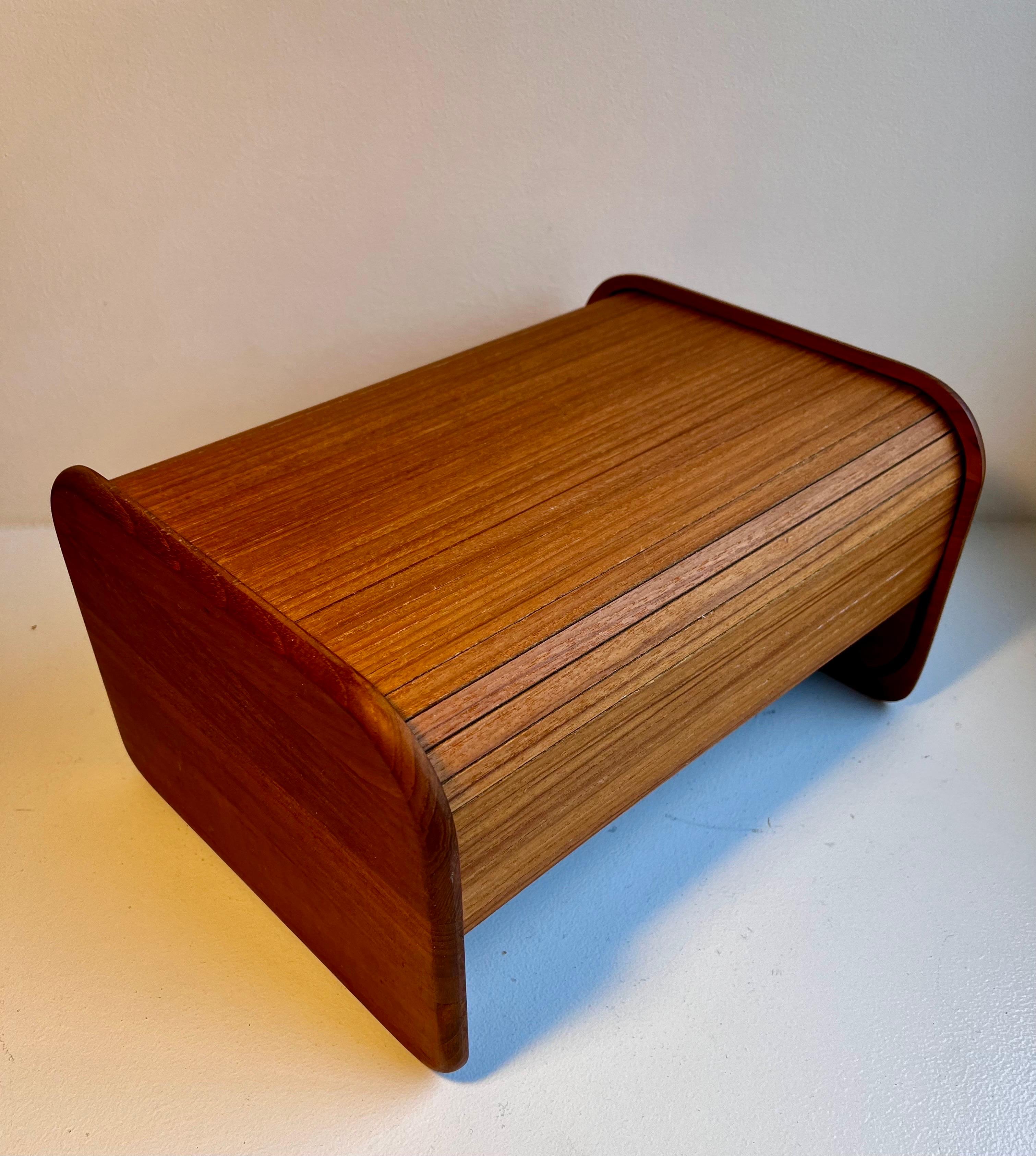 Caja de almacenaje de teca con puerta de persiana en Bueno estado para la venta en Philadelphia, PA