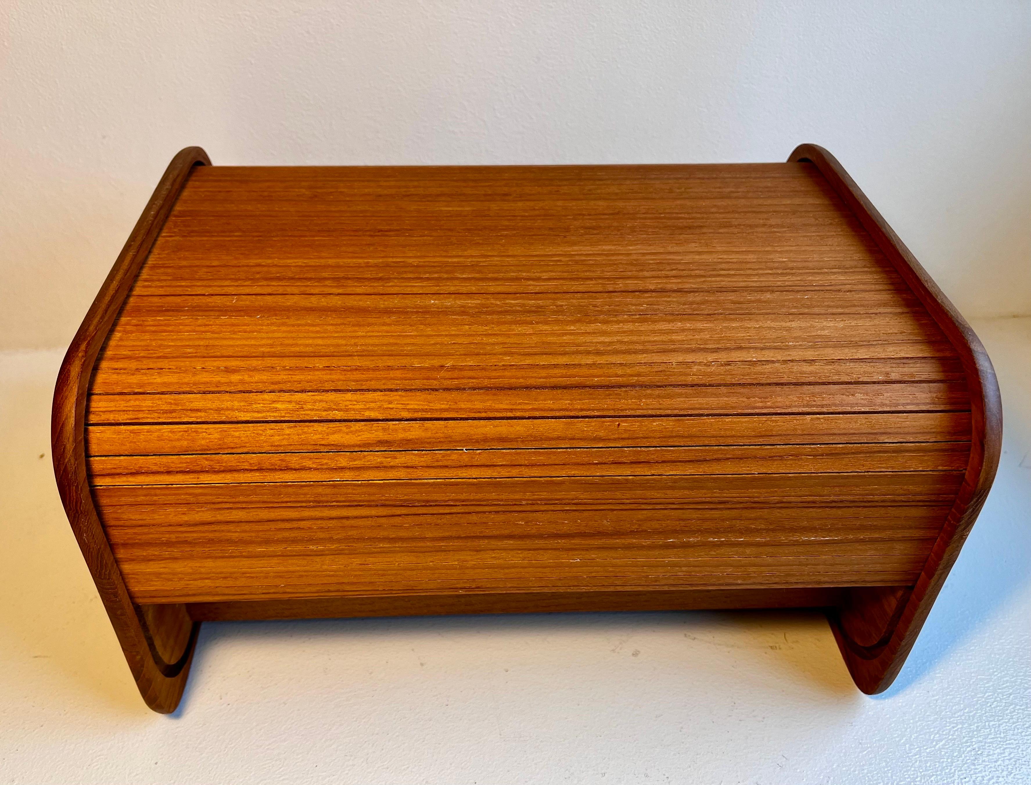 Caja de almacenaje de teca con puerta de persiana finales del siglo XX en venta