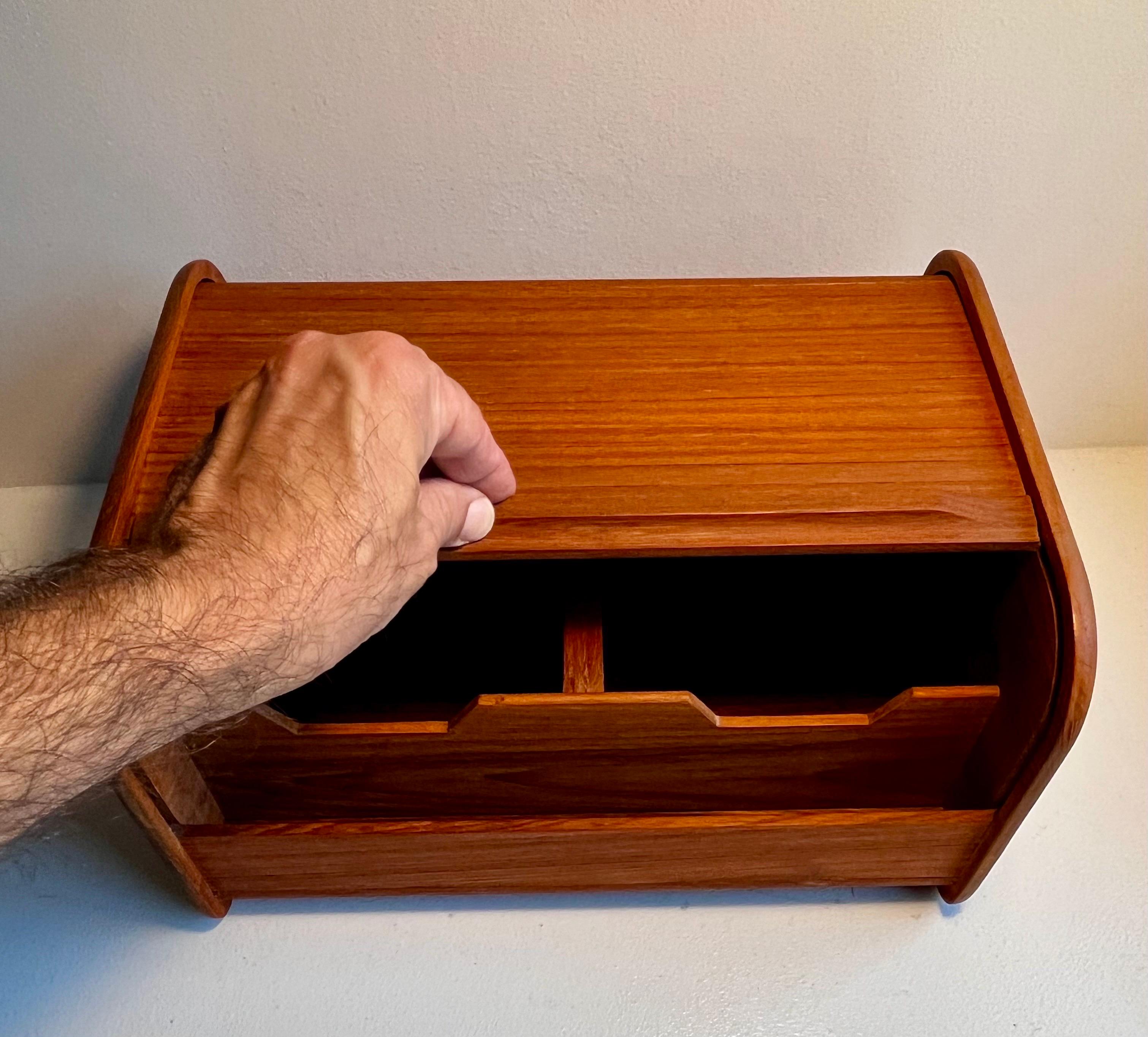 Caja de almacenaje de teca con puerta de persiana Teca en venta