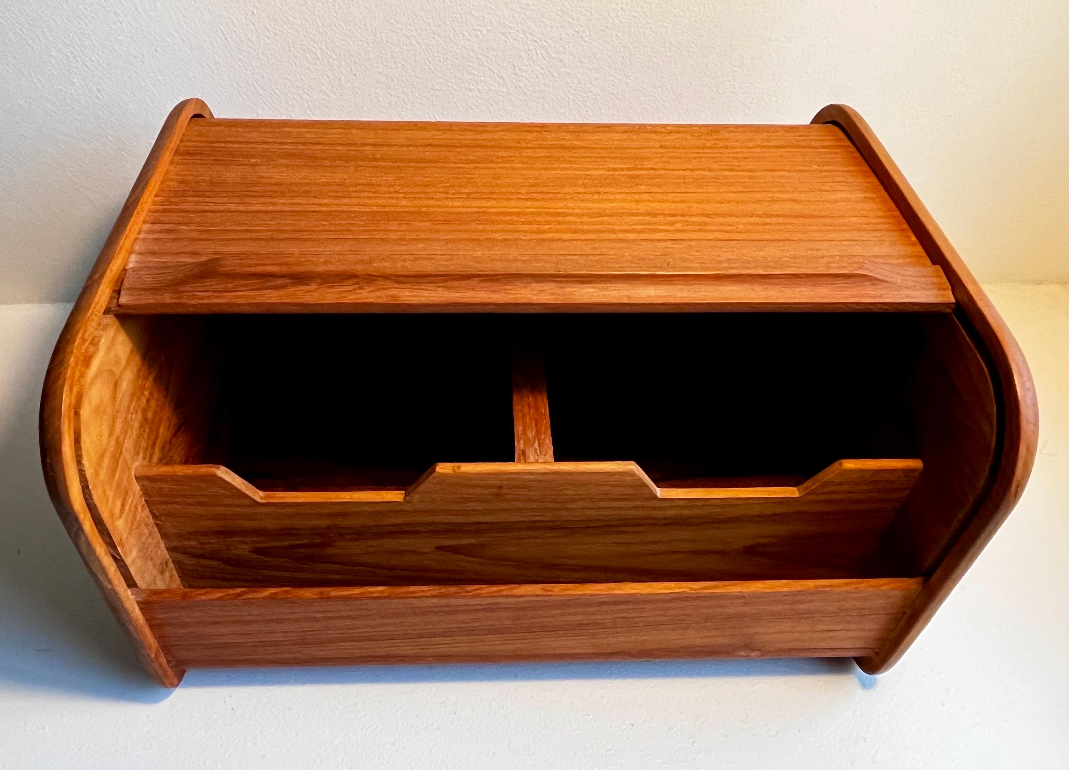 Caja de almacenaje de teca con puerta de persiana en venta 1