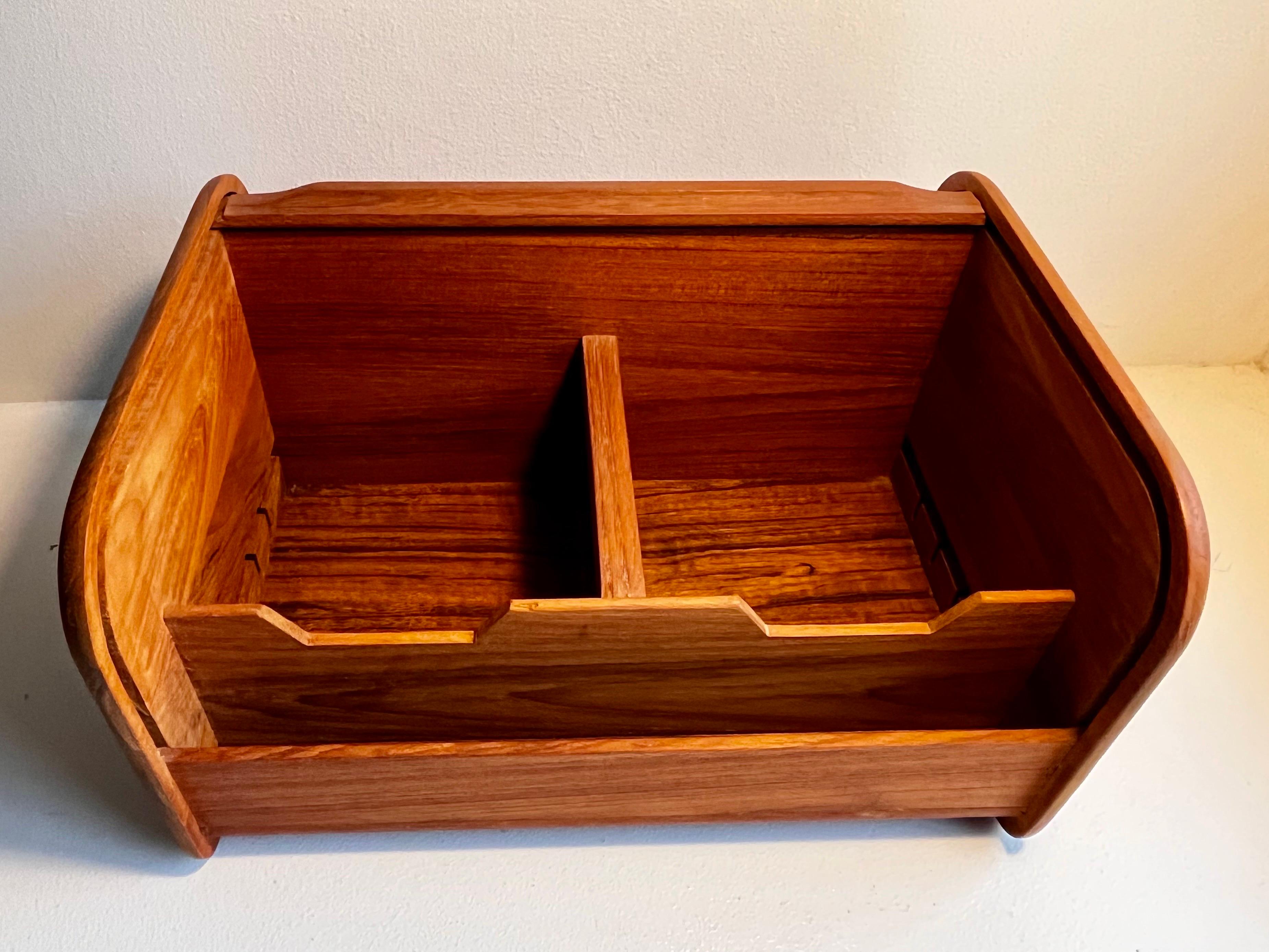 Caja de almacenaje de teca con puerta de persiana en venta 2