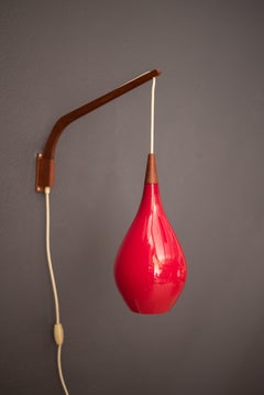 Lampe à suspension danoise à bras pivotant en teck et verre rouge par Holmegaard