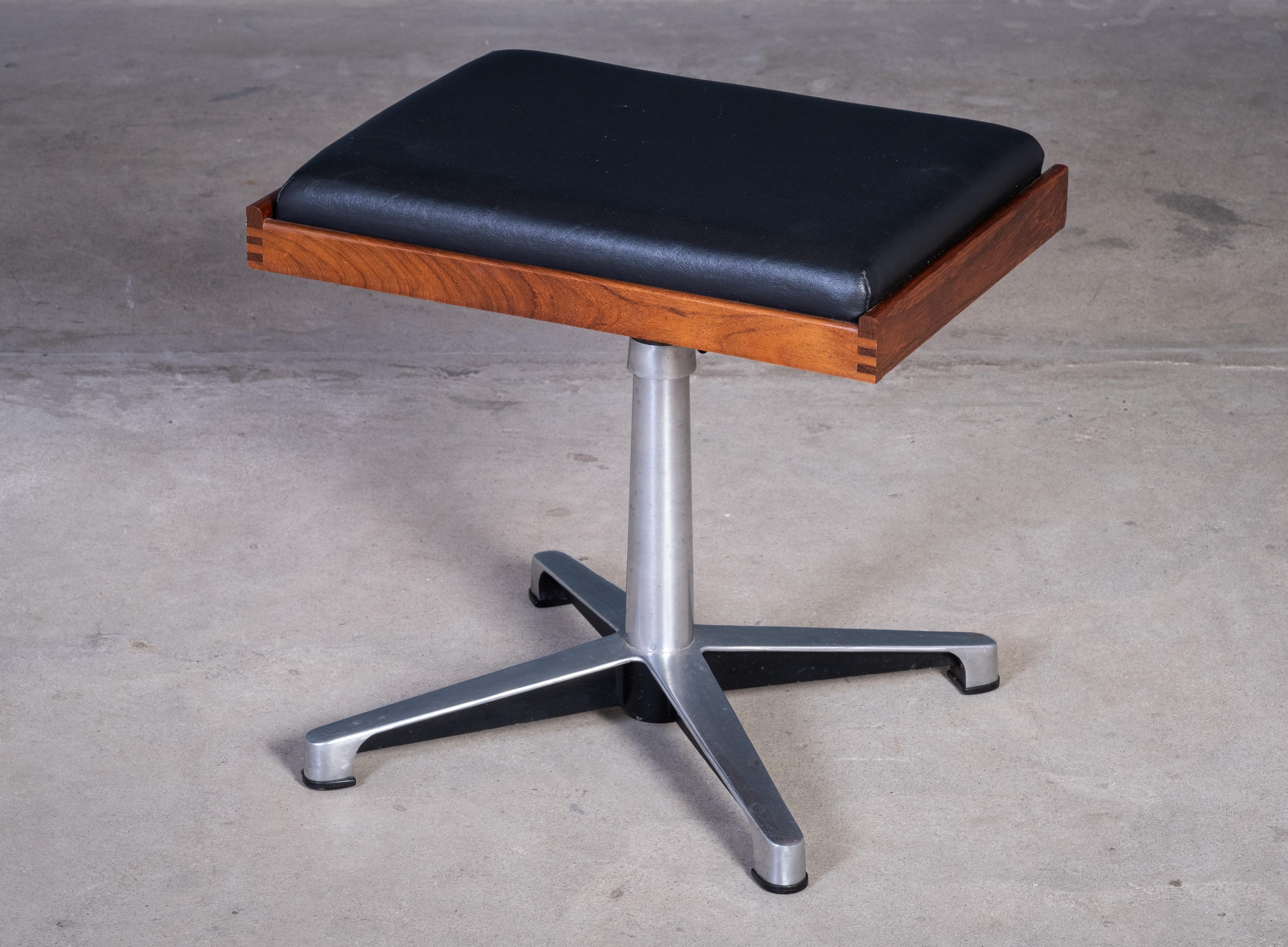 Tabouret pivotant du milieu du siècle dernier, datant des années 1960, avec une structure en teck et une assise en cuir noir. Bien que le fabricant soit inconnu, la pièce présente une belle qualité d'exécution, notamment une menuiserie élégante avec