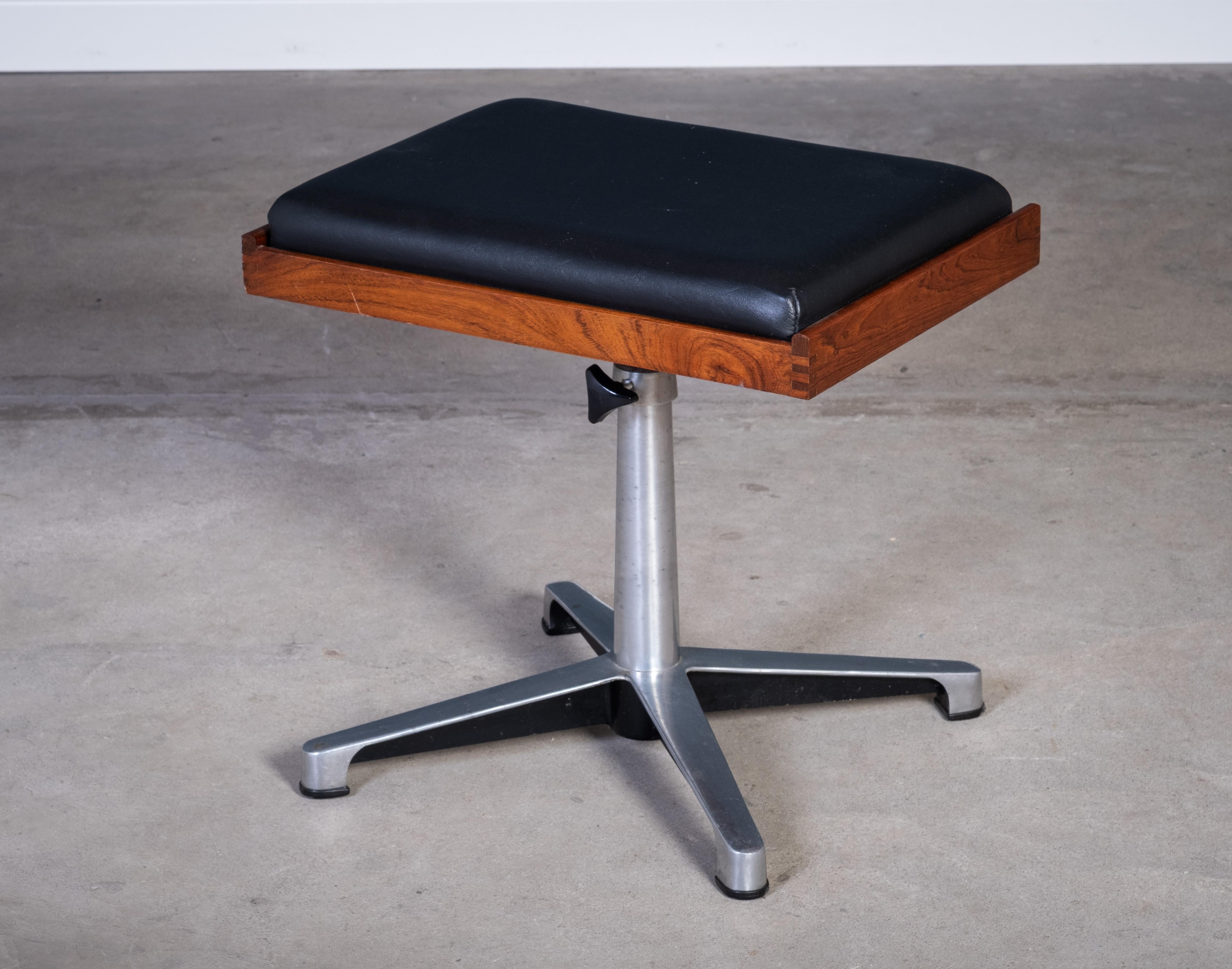 Mid-Century Modern Tabouret pivotant danois en teck avec assise en cuir noir, années 1960 en vente