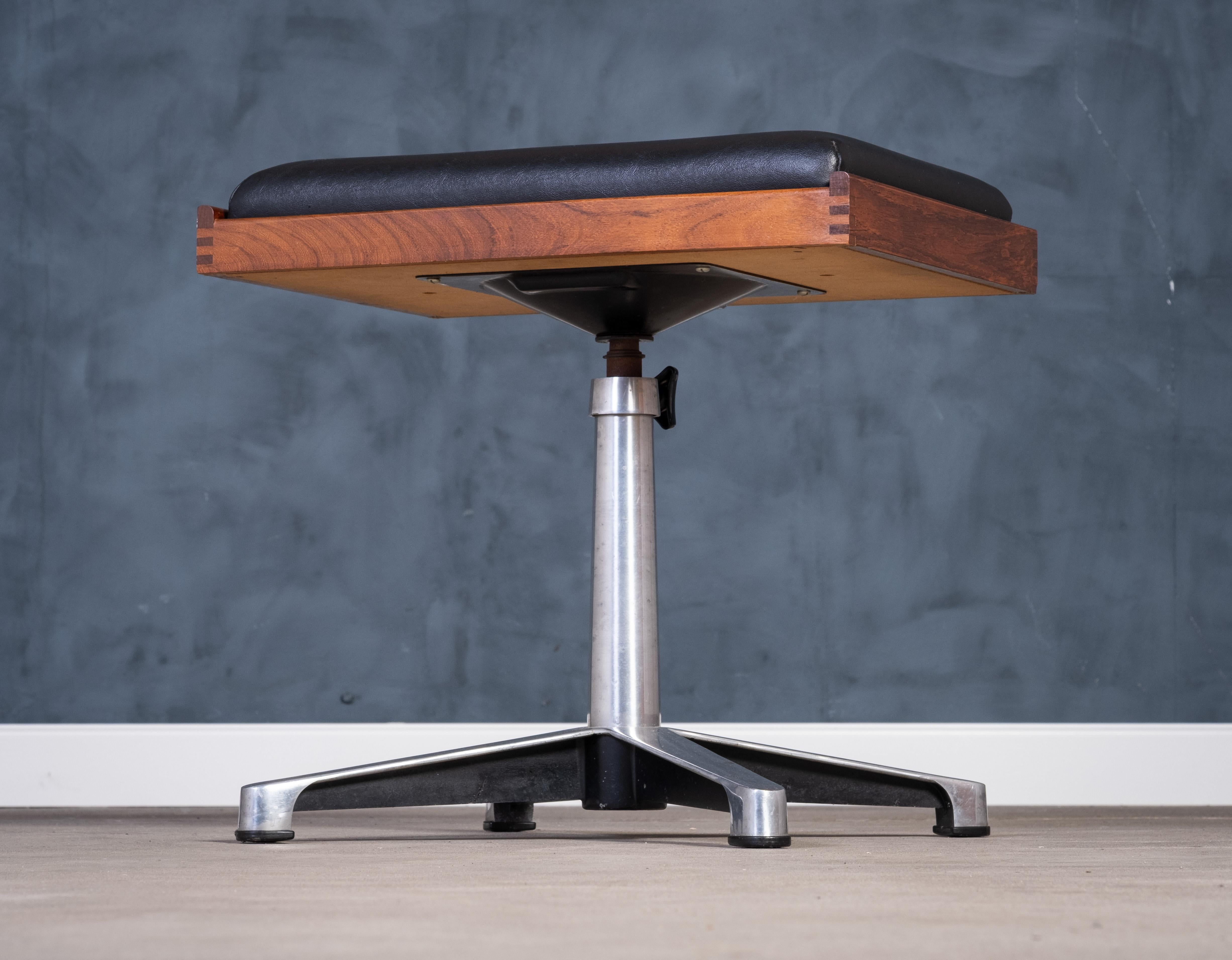 Danois Tabouret pivotant danois en teck avec assise en cuir noir, années 1960 en vente