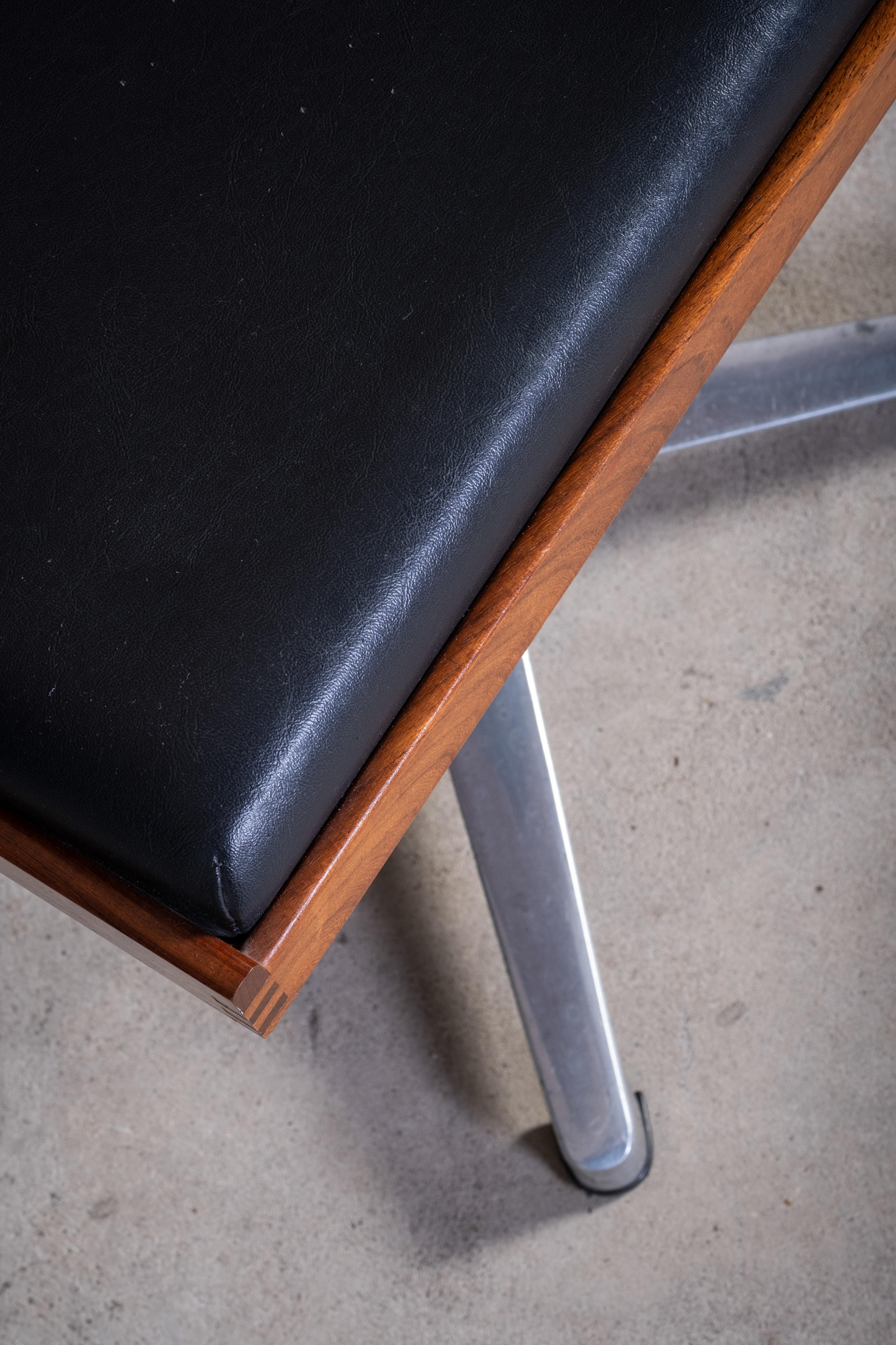 Tabouret pivotant danois en teck avec assise en cuir noir, années 1960 Bon état - En vente à Nørre Aaby, DK