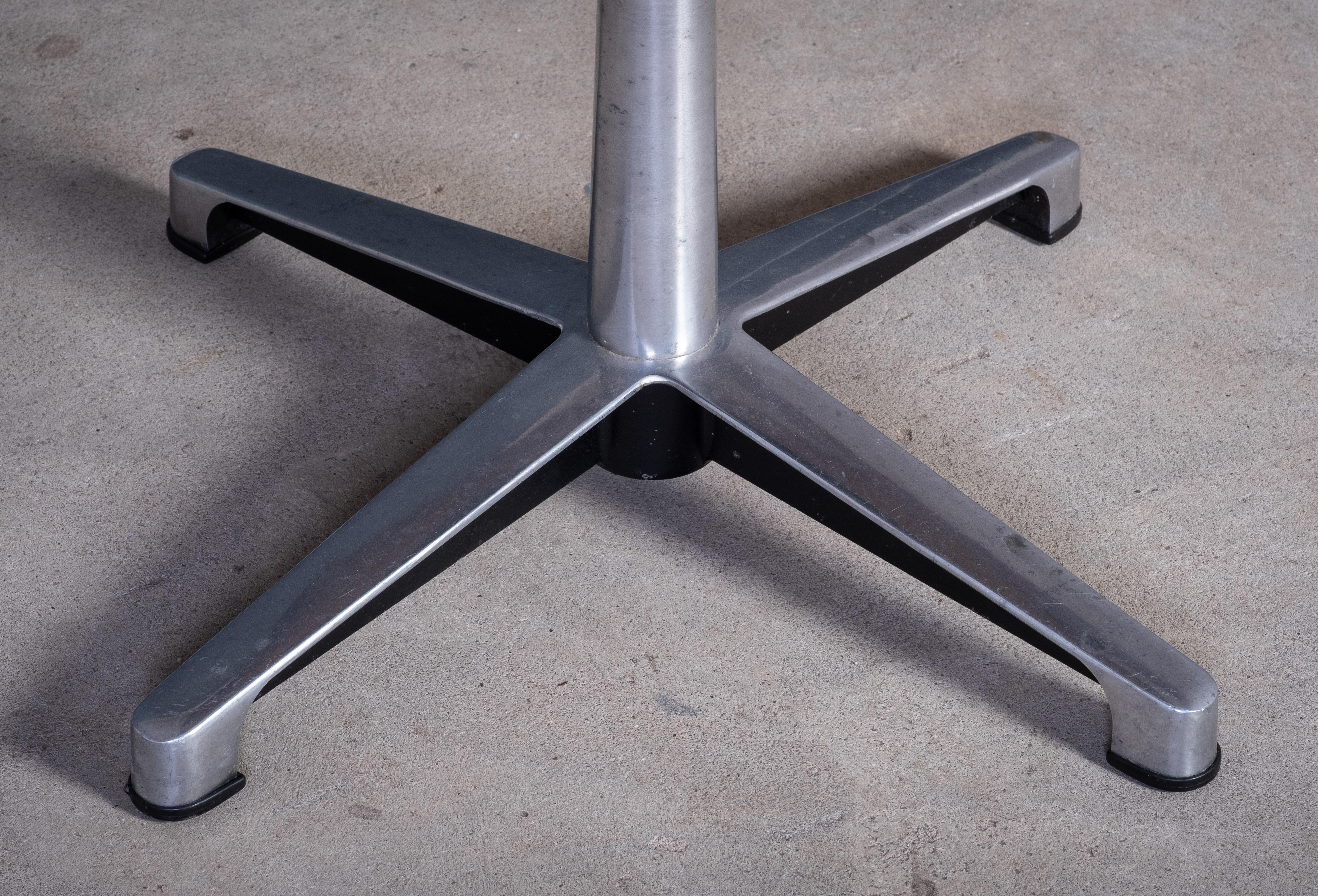 Milieu du XXe siècle Tabouret pivotant danois en teck avec assise en cuir noir, années 1960 en vente