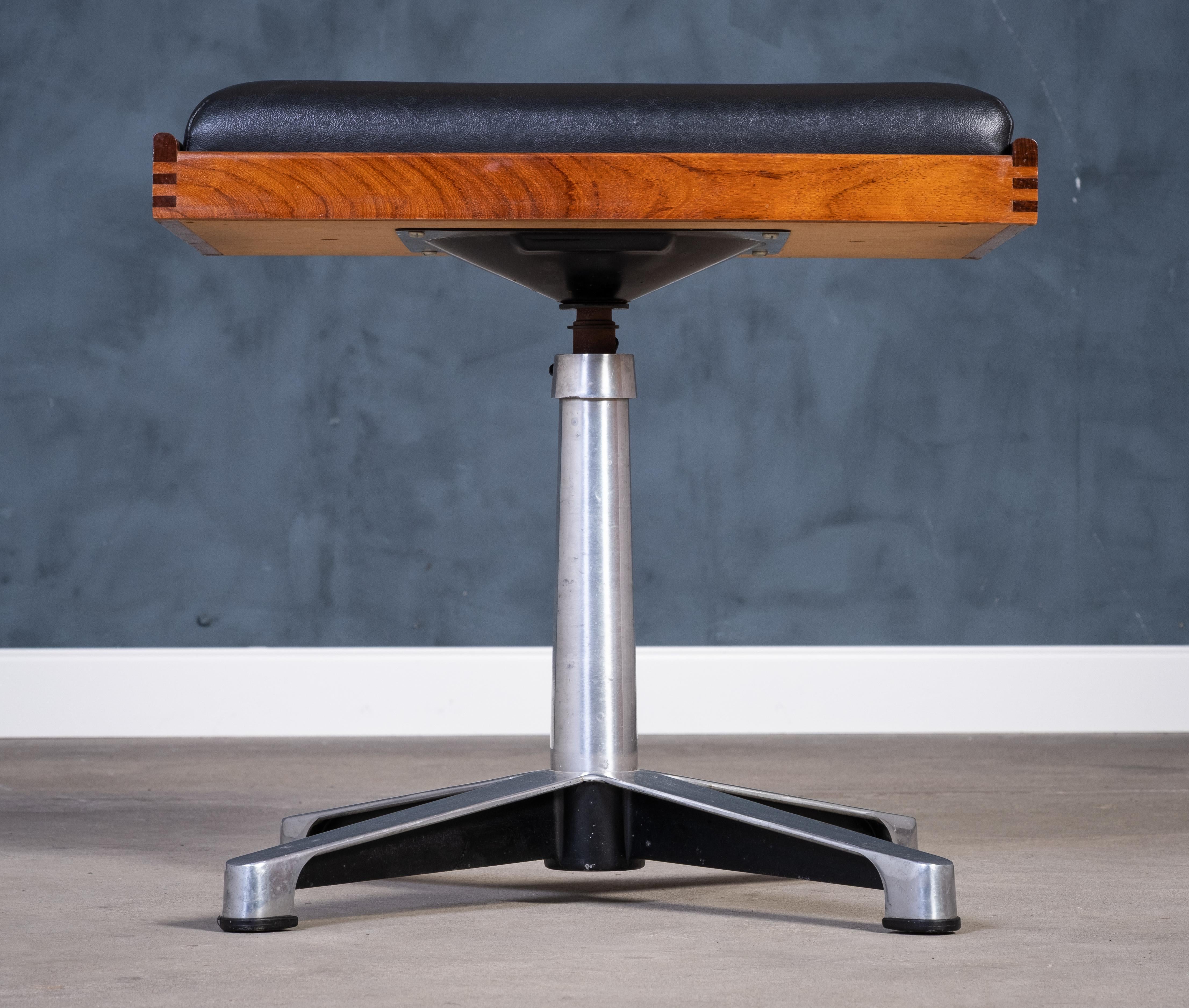 Tabouret pivotant danois en teck avec assise en cuir noir, années 1960 en vente 1