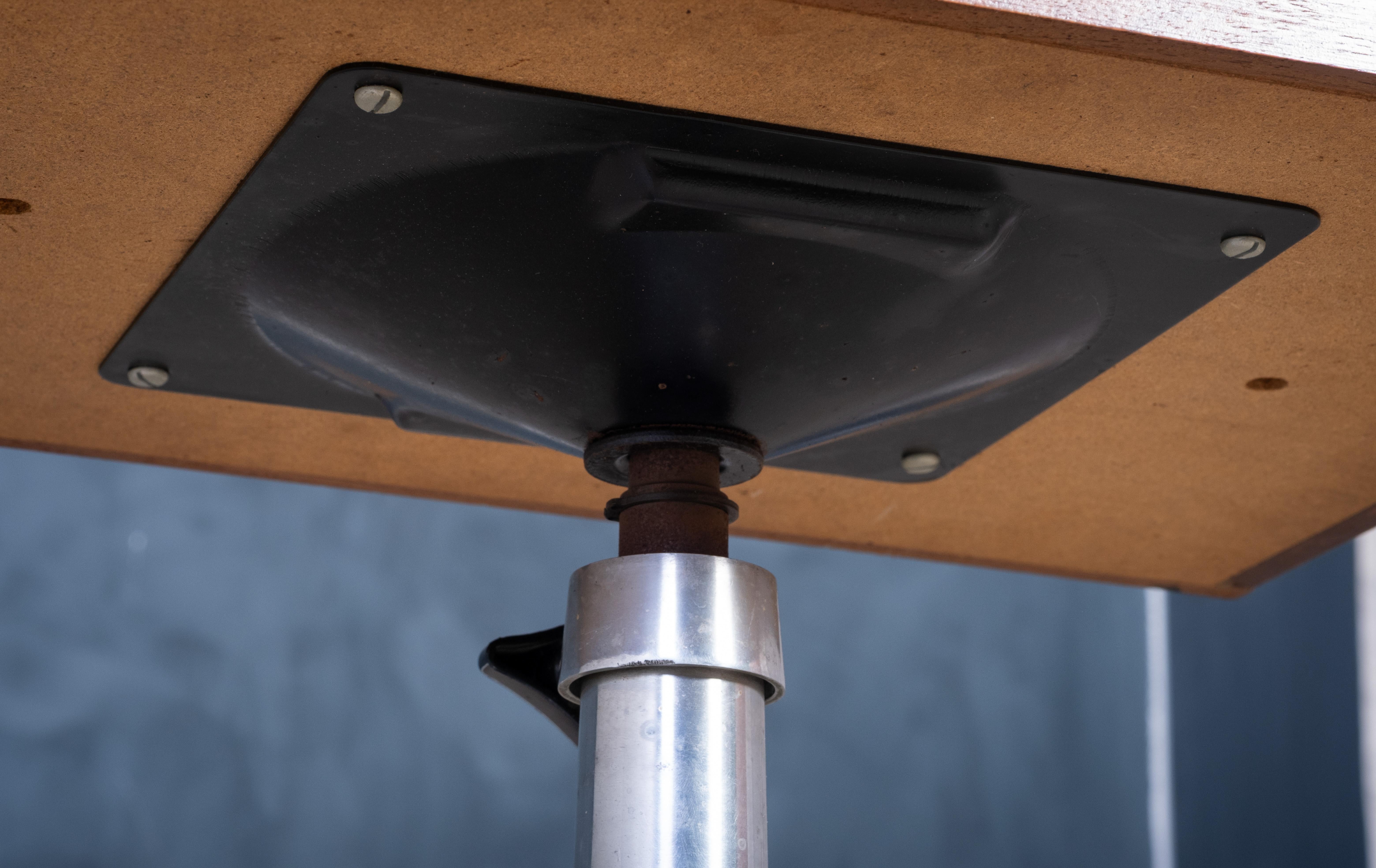 Tabouret pivotant danois en teck avec assise en cuir noir, années 1960 en vente 2