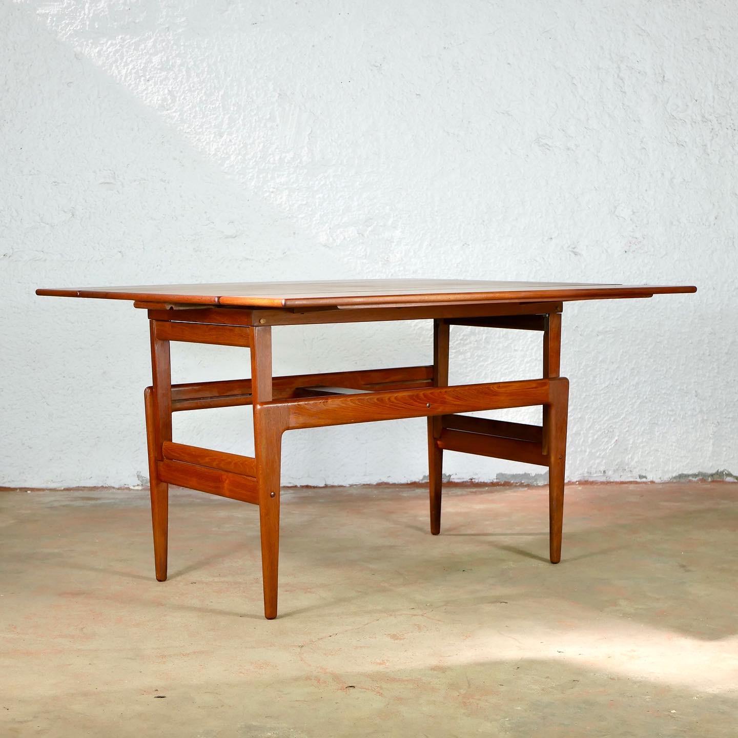 Gorgeous and ingenious system table, danish design by Kai Kristiansen for Vildbjerg Mobelfabrik, in beautiful teak wood, from the 1960s.
Modular and adaptable table that goes from a dining table to a coffee table in 10 seconds !
With 2 integrated