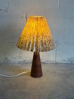 Lampada da tavolo danese in teak con paralume in tessuto plissettato, stile Mid-Century Modern, anni '60