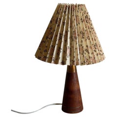 Lampada da tavolo danese in teak con paralume in tessuto plissettato, stile Mid-Century Modern, anni '60