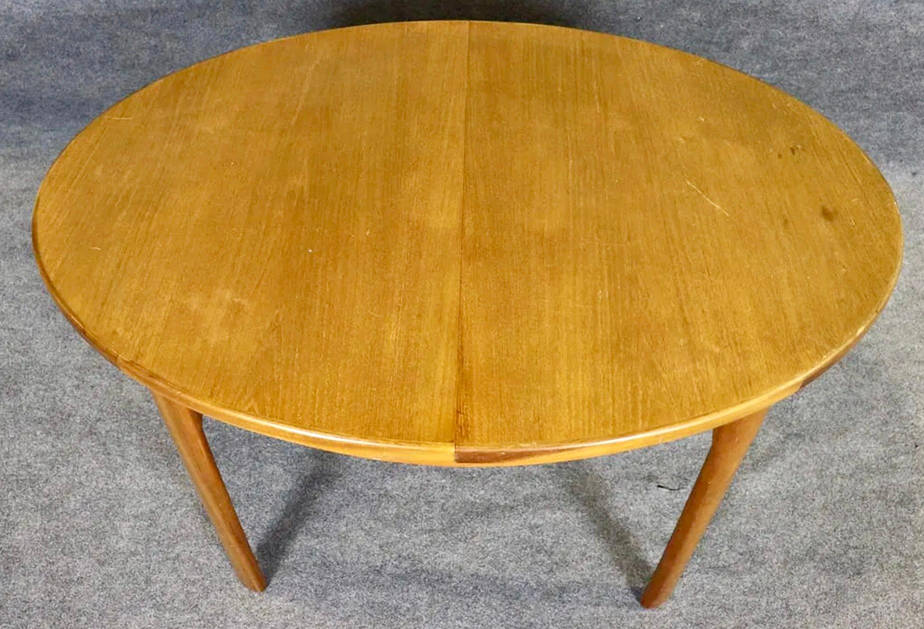 Mid-Century Modern Table danoise en teck avec feuille papillon en vente