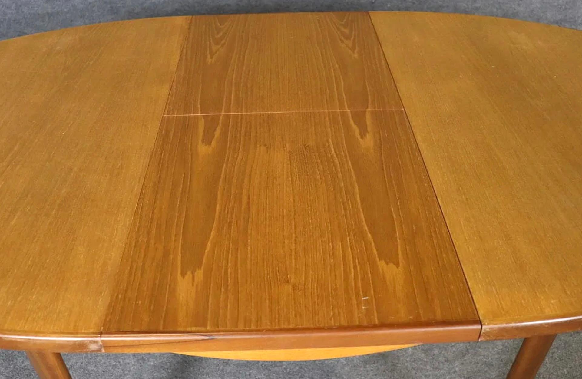 Table danoise en teck avec feuille papillon Bon état - En vente à Brooklyn, NY