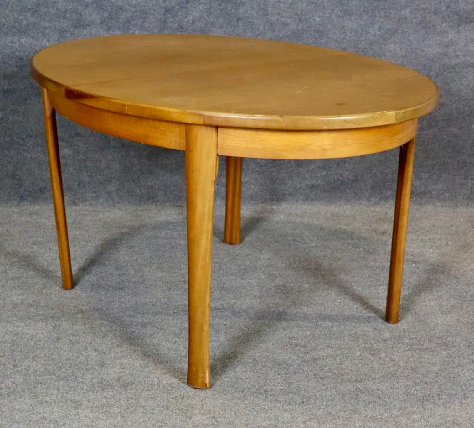 Teck Table danoise en teck avec feuille papillon en vente