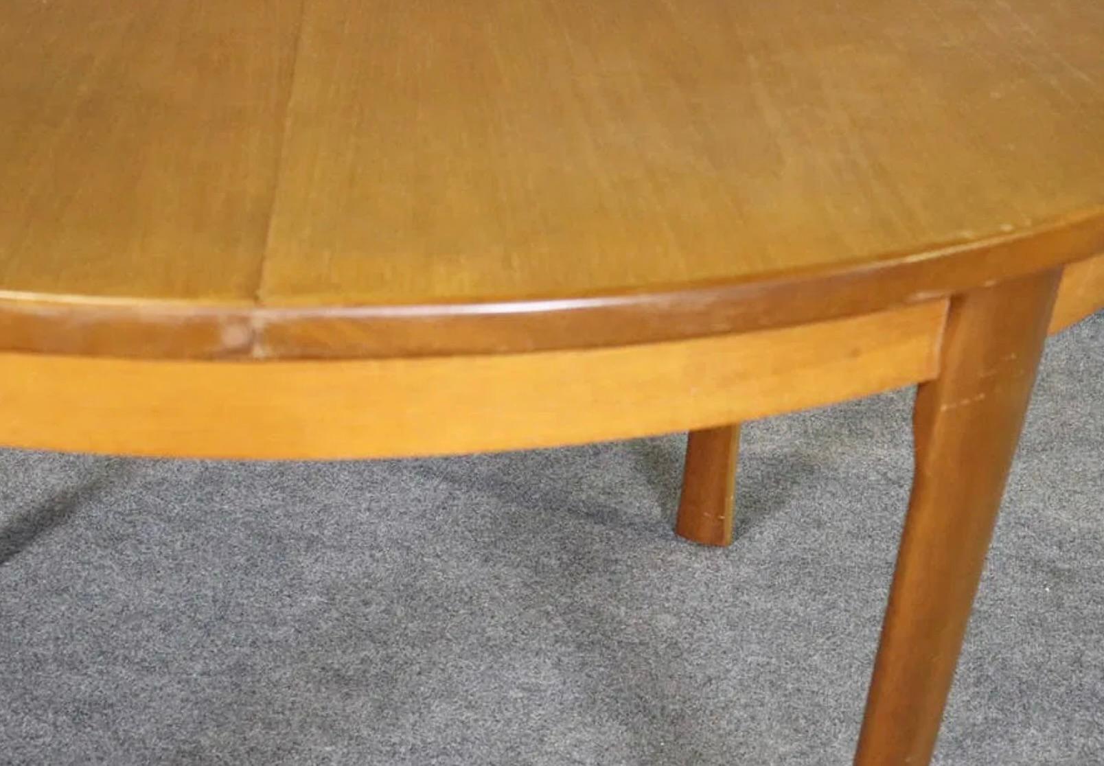 Table danoise en teck avec feuille papillon en vente 1