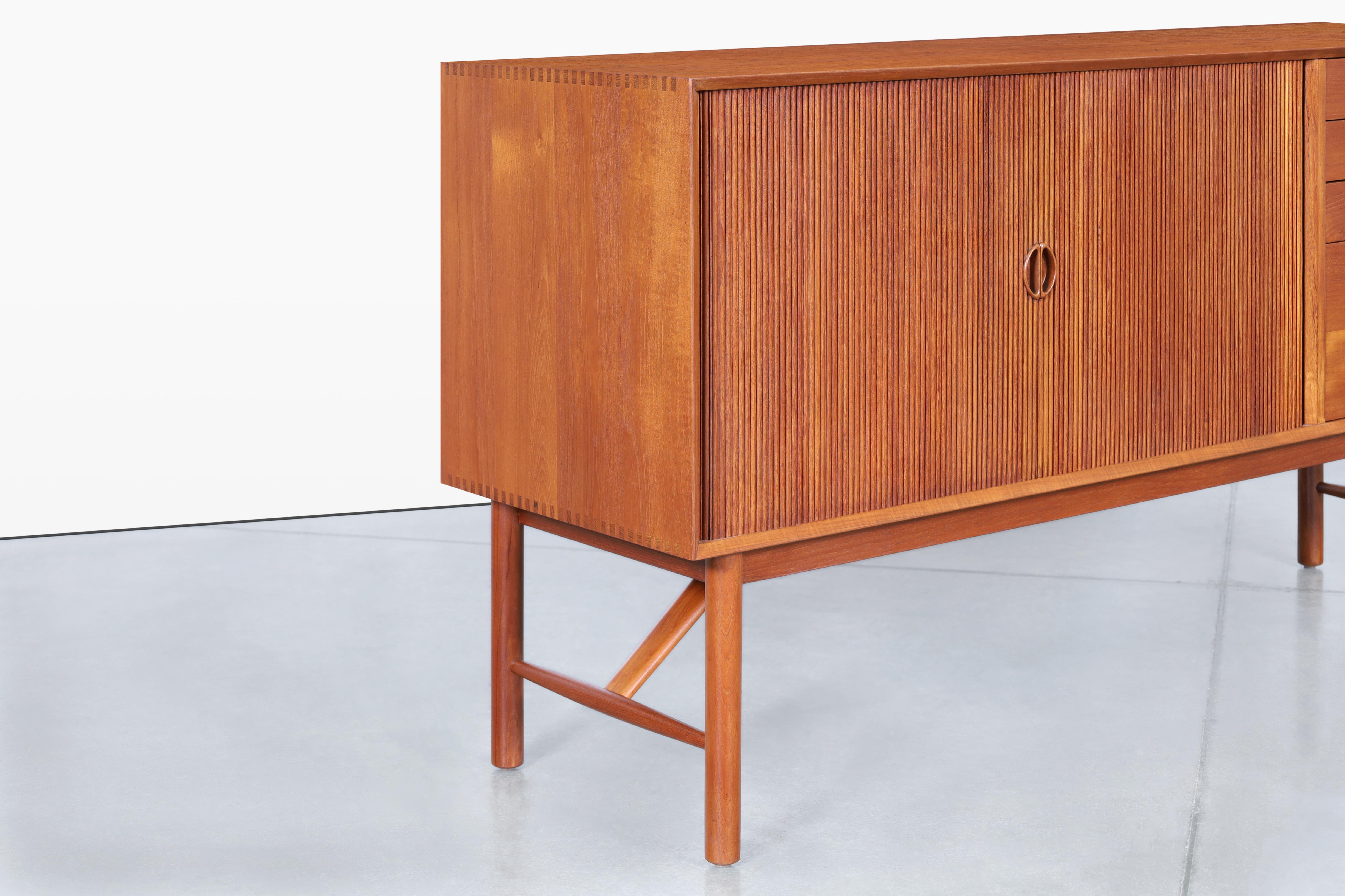 Mid-Century Modern Crédence danoise en teck à porte à tambour par Peter Hvidt & Orla Nielsen en vente