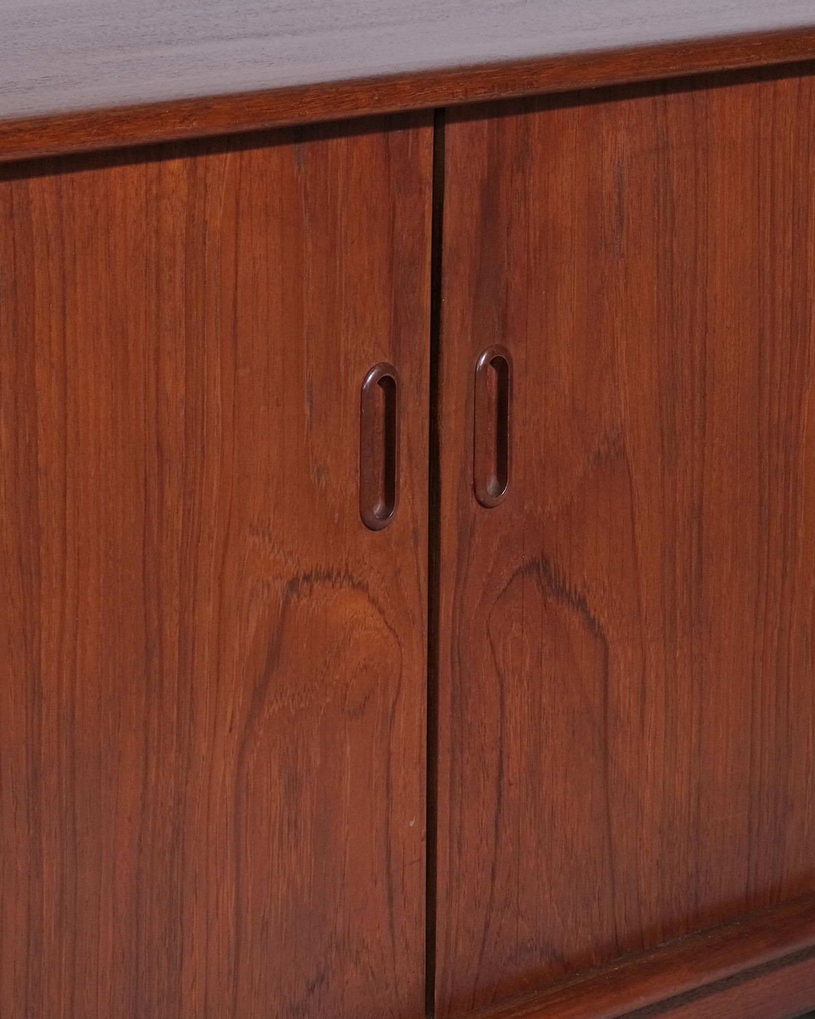 Mid-Century moderno Credenza danese a tamburo in teak degli anni '50 circa in vendita