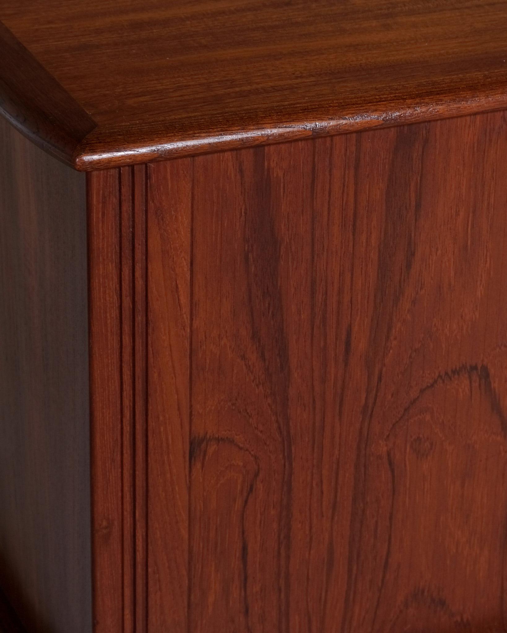Danese Credenza danese a tamburo in teak degli anni '50 circa in vendita