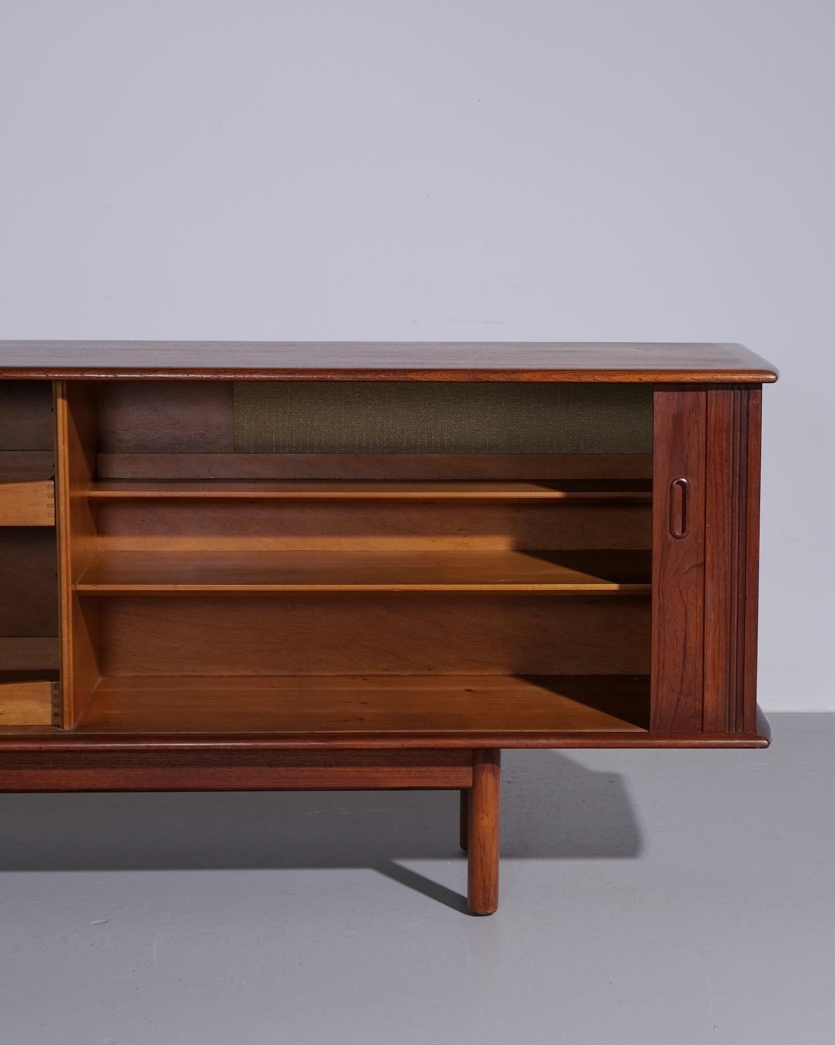 Teak Credenza danese a tamburo in teak degli anni '50 circa in vendita