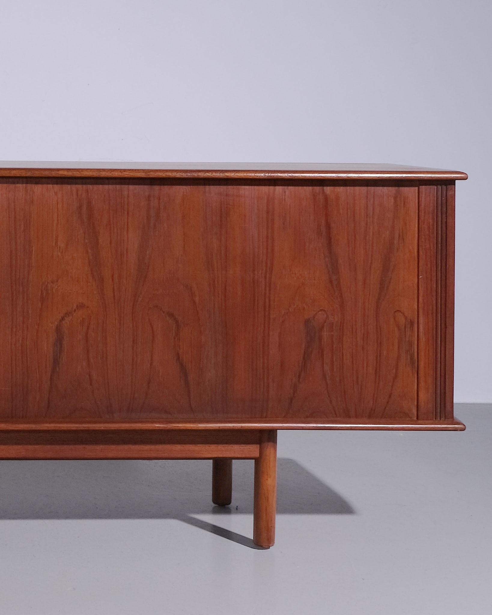 Credenza danese a tamburo in teak degli anni '50 circa in vendita 1
