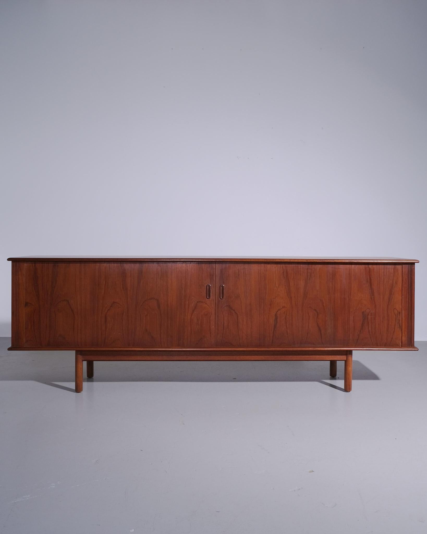 Credenza danese a tamburo in teak degli anni '50 circa in vendita 2