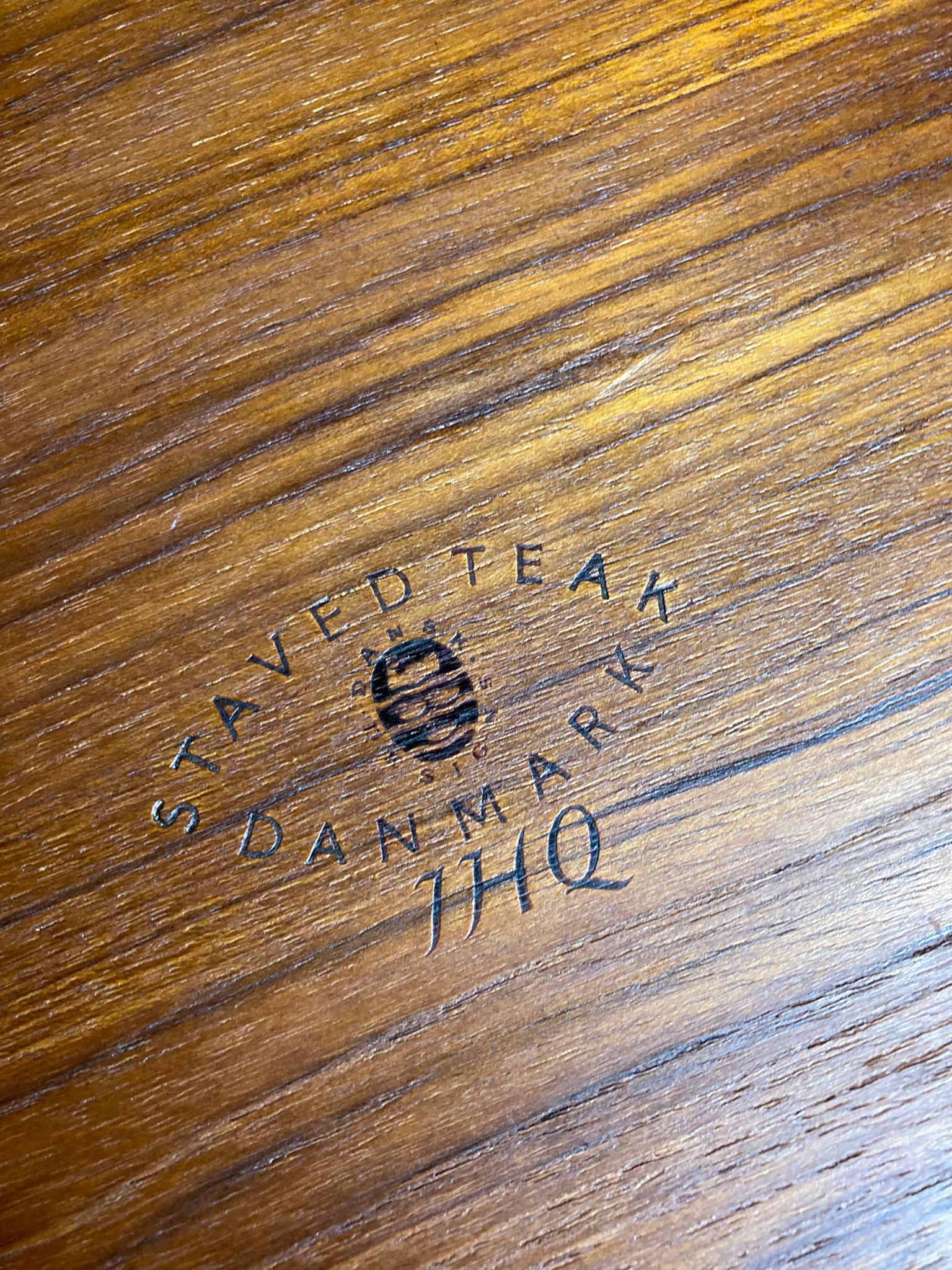 Dänisches Serviertablett aus Teakholz von Jens Quistgaard für Dansk Designs Mid Century. Geschwungenes Design mit spitz zulaufenden Griffen und Laufleisten an der Seite und am Boden. Branding auf der Basis.

Tablett

L: 68cm

B: 32cm