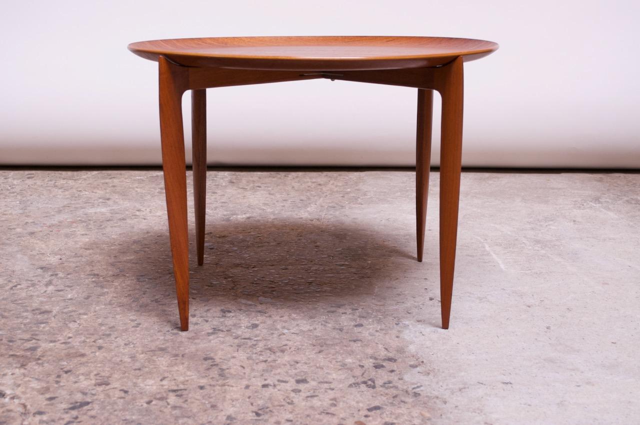 Table de plateau en teck danois (modèle 4508) conçue en 1958 par Svend Åge Willumsen et Hans Engholm pour Fritz Hansen. Exemplaire du mariage de la forme et de la fonction, il se révèle à la fois pratique et artisanal tout en conservant son élégance