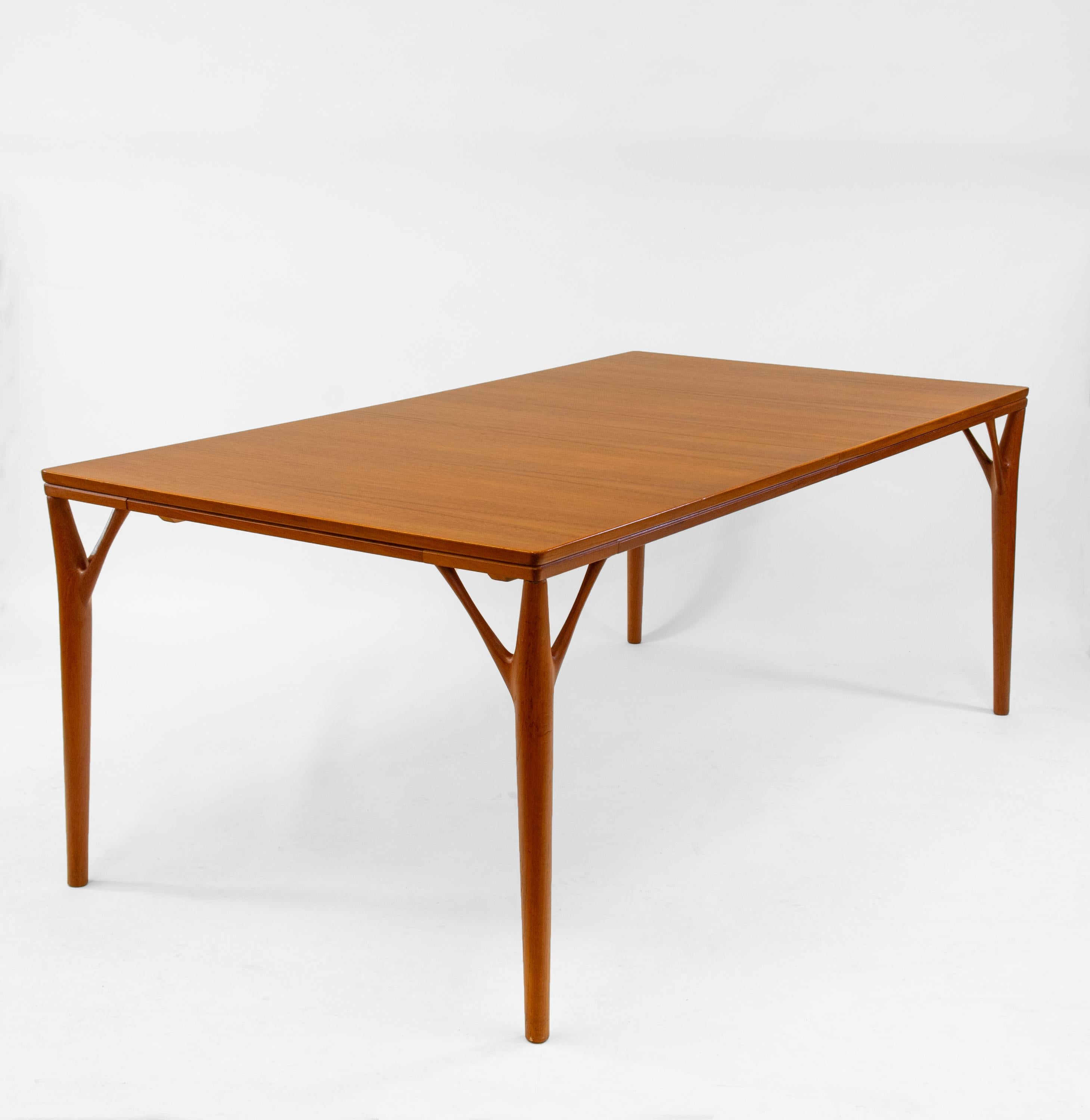 Grande table de salle à manger extensible en teck danois du milieu du siècle par H Sigh & Sons en vente 2