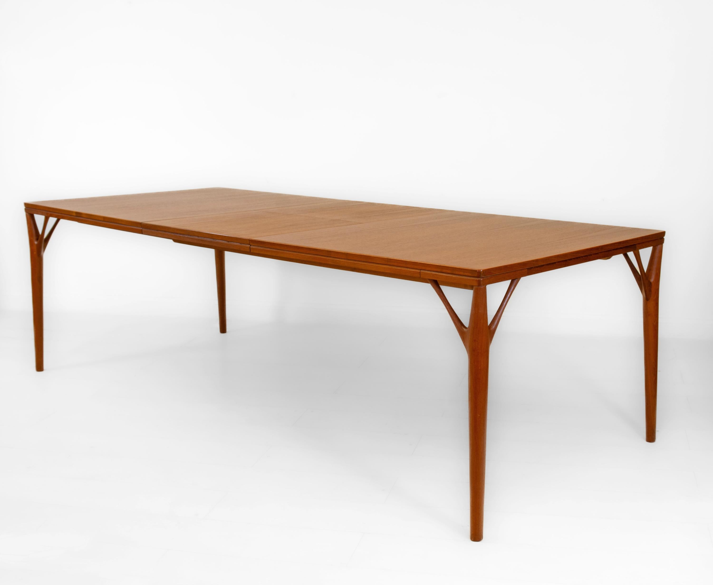 Danish Teak ‘Tree Leg’ Mid Century Extending Large Dining Table By H Sigh & Sons For Sale 7