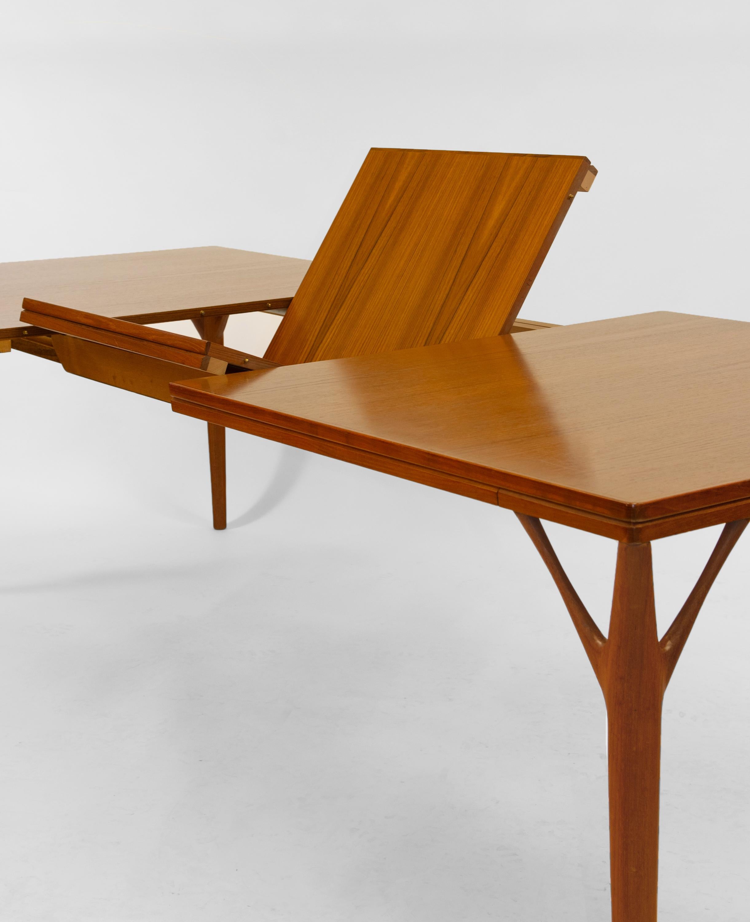 Danish Teak ‘Tree Leg’ Mid Century Extending Large Dining Table By H Sigh & Sons For Sale 10