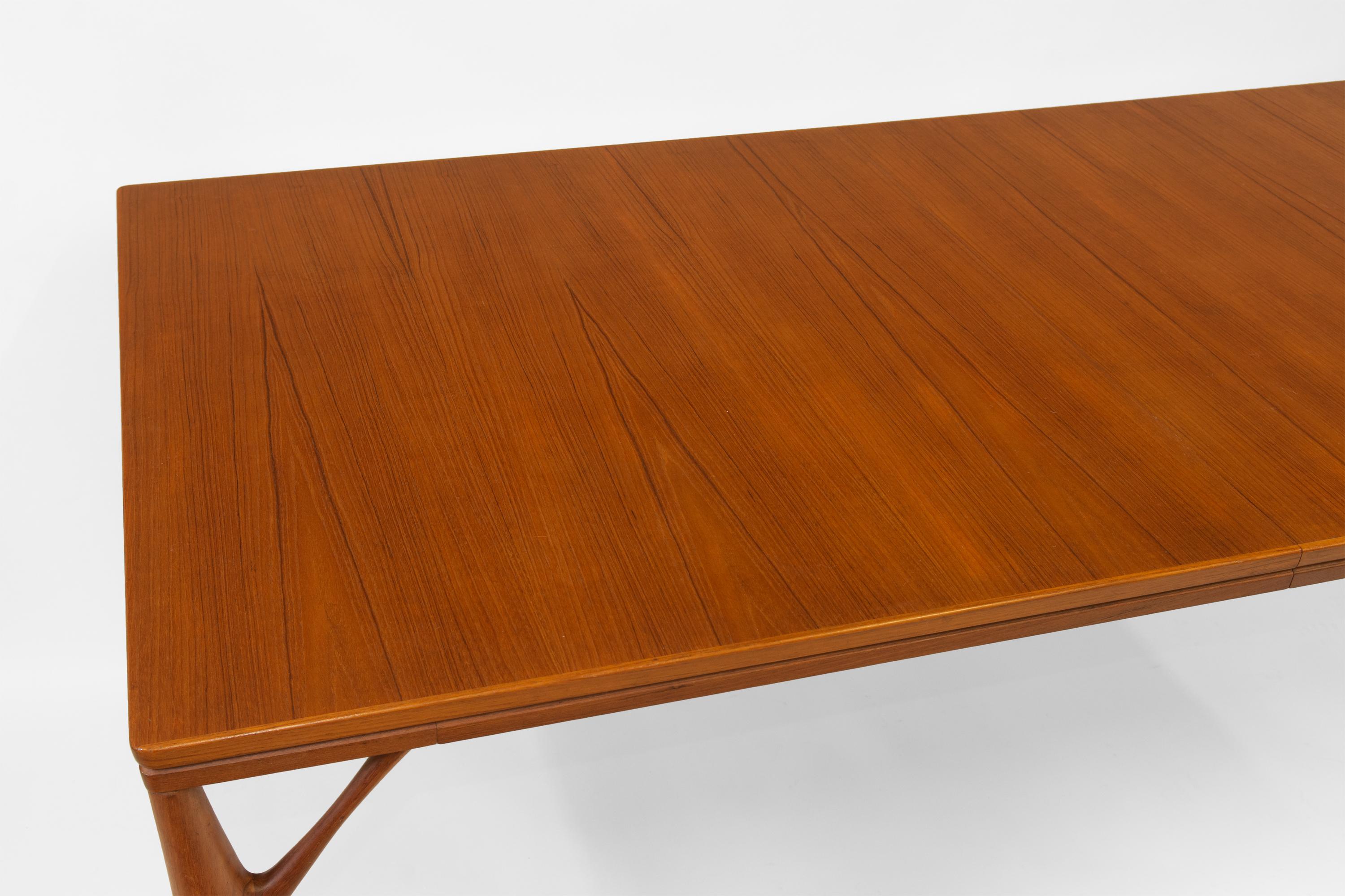 Dänischer Teakholz 'Baumbein' Mid Century Ausziehbarer großer Esstisch von H Sigh & Sons im Zustand „Gut“ im Angebot in Norwich, GB