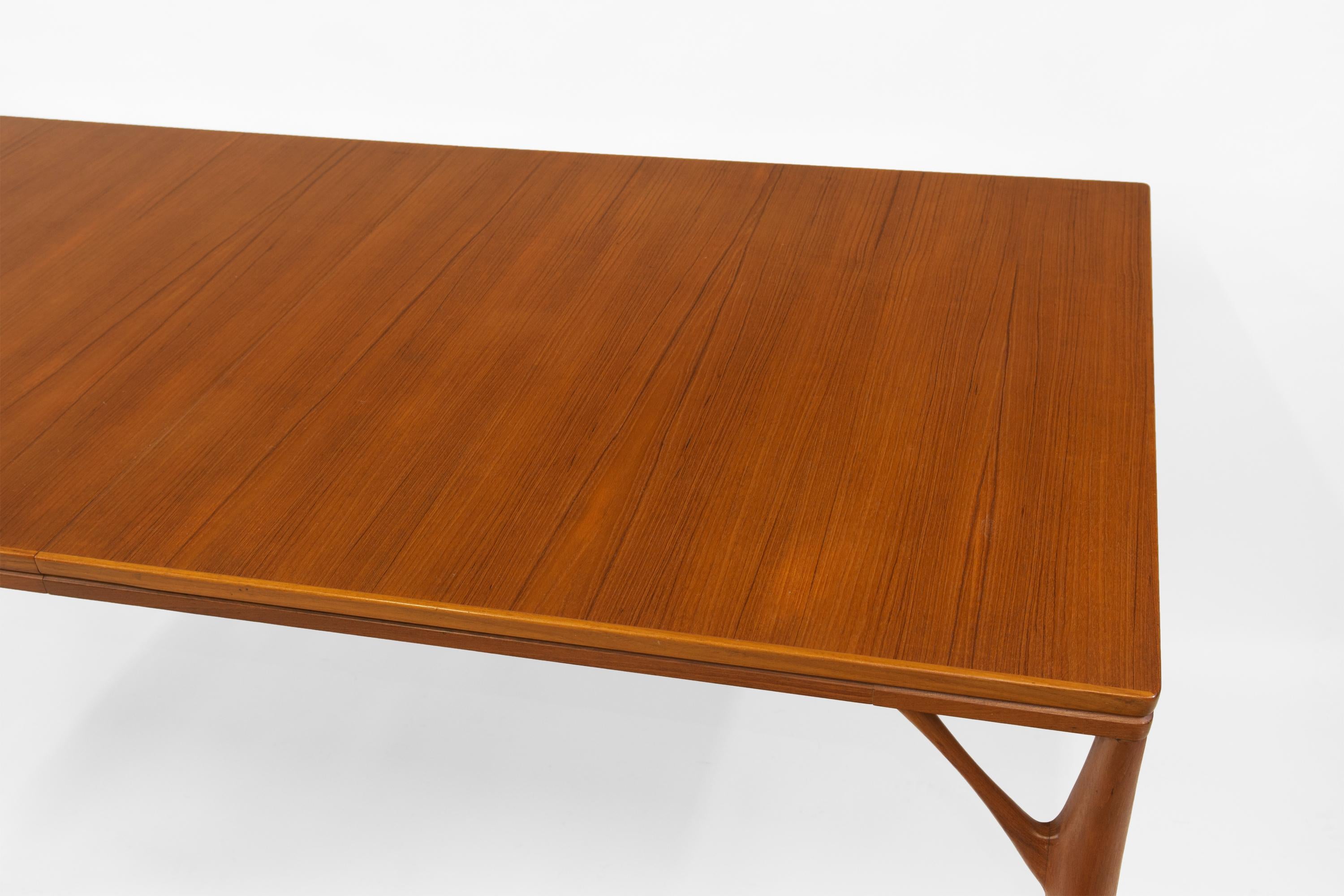 20th Century Danish Teak ‘Tree Leg’ Mid Century Extending Large Dining Table By H Sigh & Sons For Sale