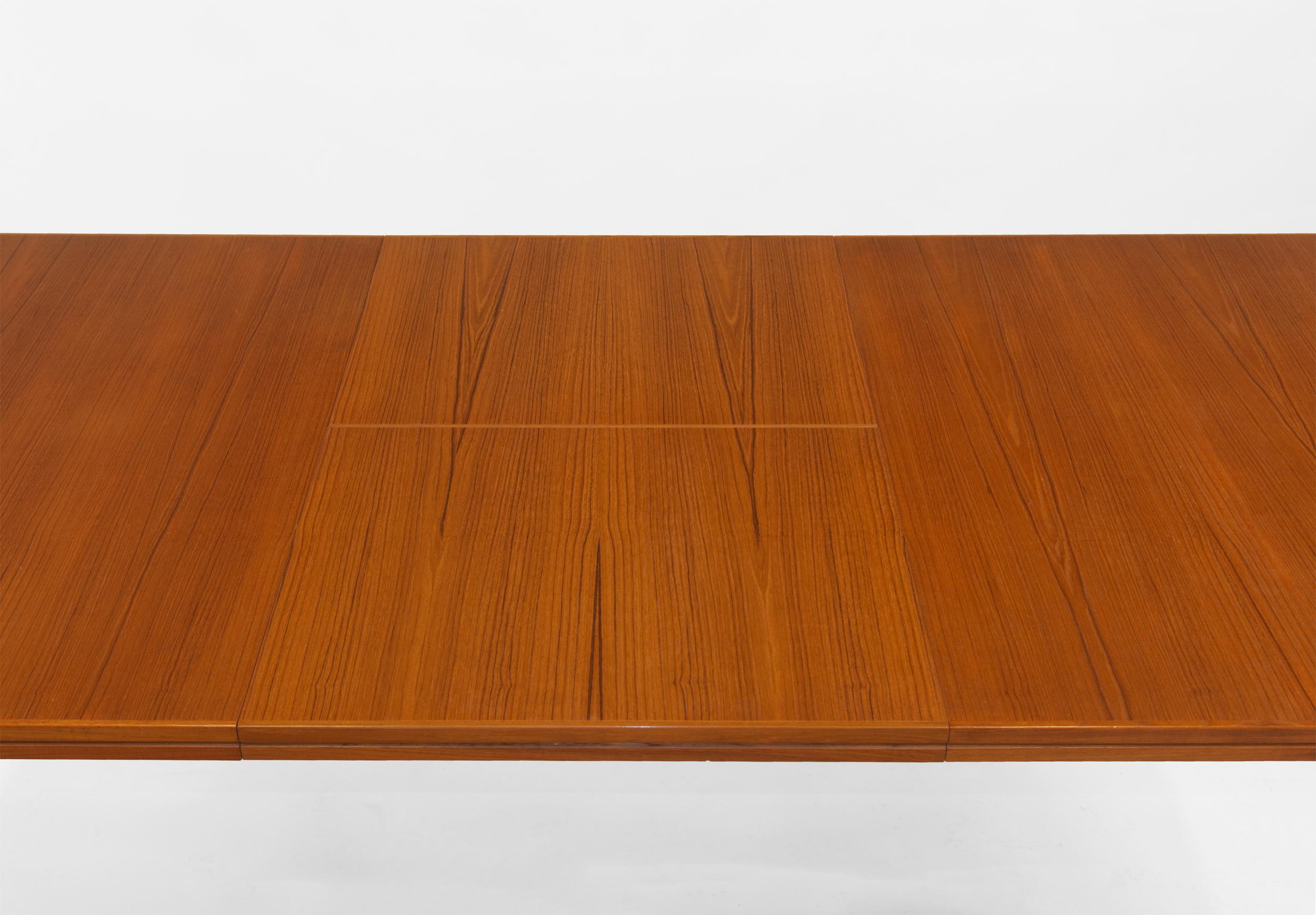 20ième siècle Grande table de salle à manger extensible en teck danois du milieu du siècle par H Sigh & Sons en vente